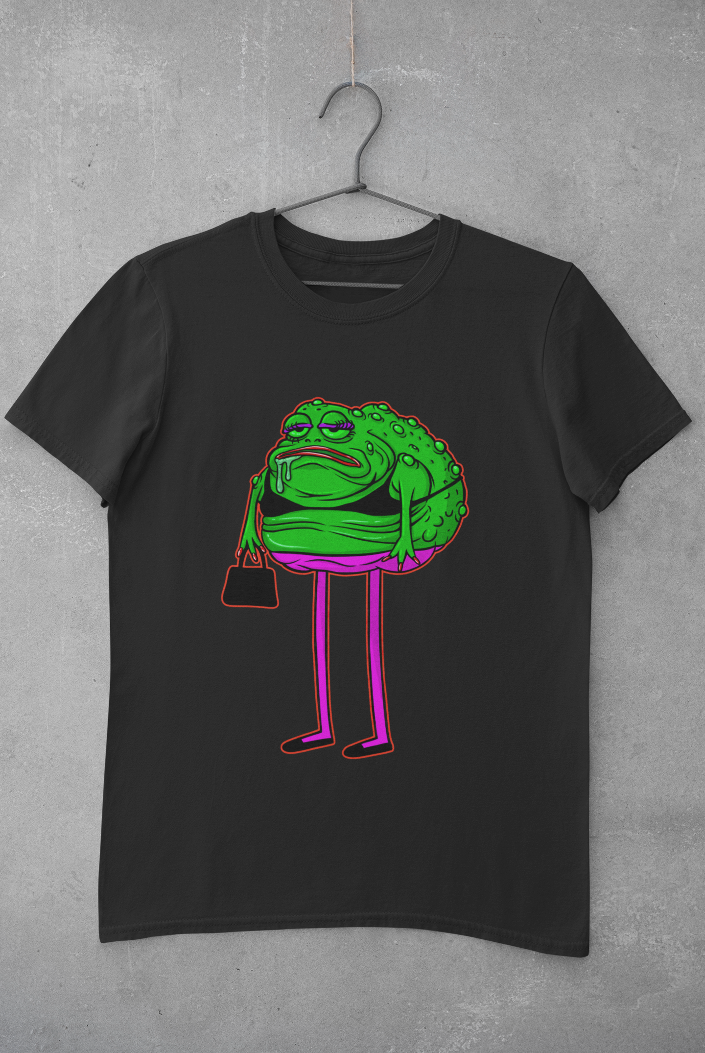 Camiseta negra con diseño de una rana con rasgos humanos, con ojos grandes y expresivos, lleva un bolso negro y ropa color verde y púrpura sobre una anécdota y canción del comediante y streamer argentino Martin Cirio
