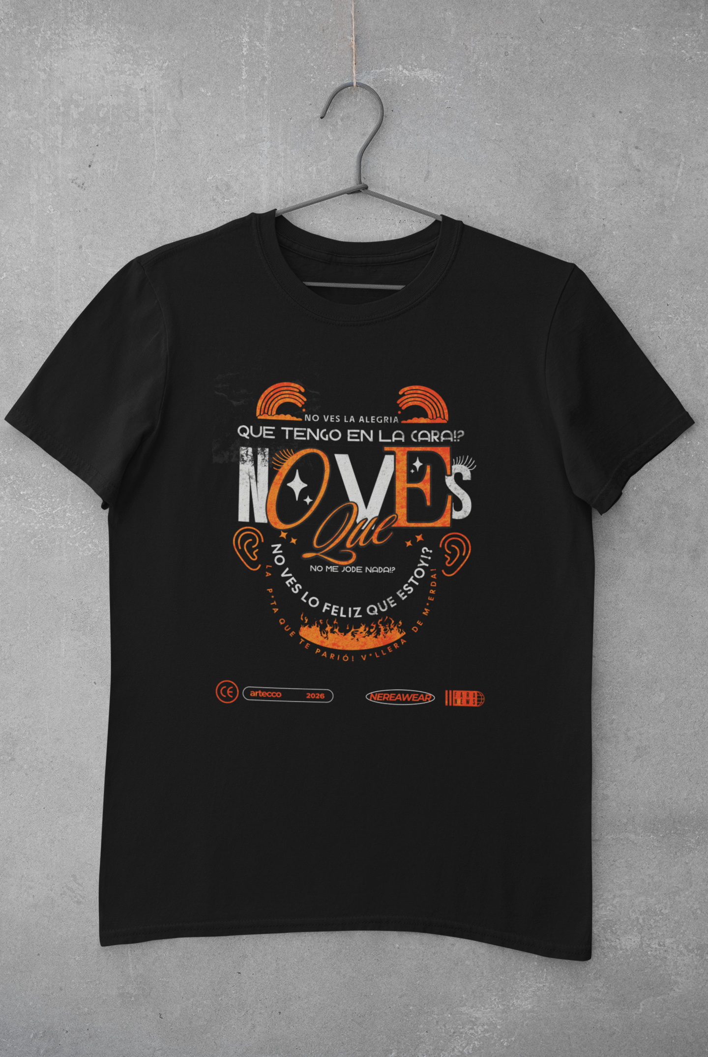 Remera negra con diseño y texto en español con frase de Martin Cirio, colgada en percha sobre pared de cemento, promoción de una marca llamada Nereawear, con elementos gráficos en tonos naranja y blanco.
