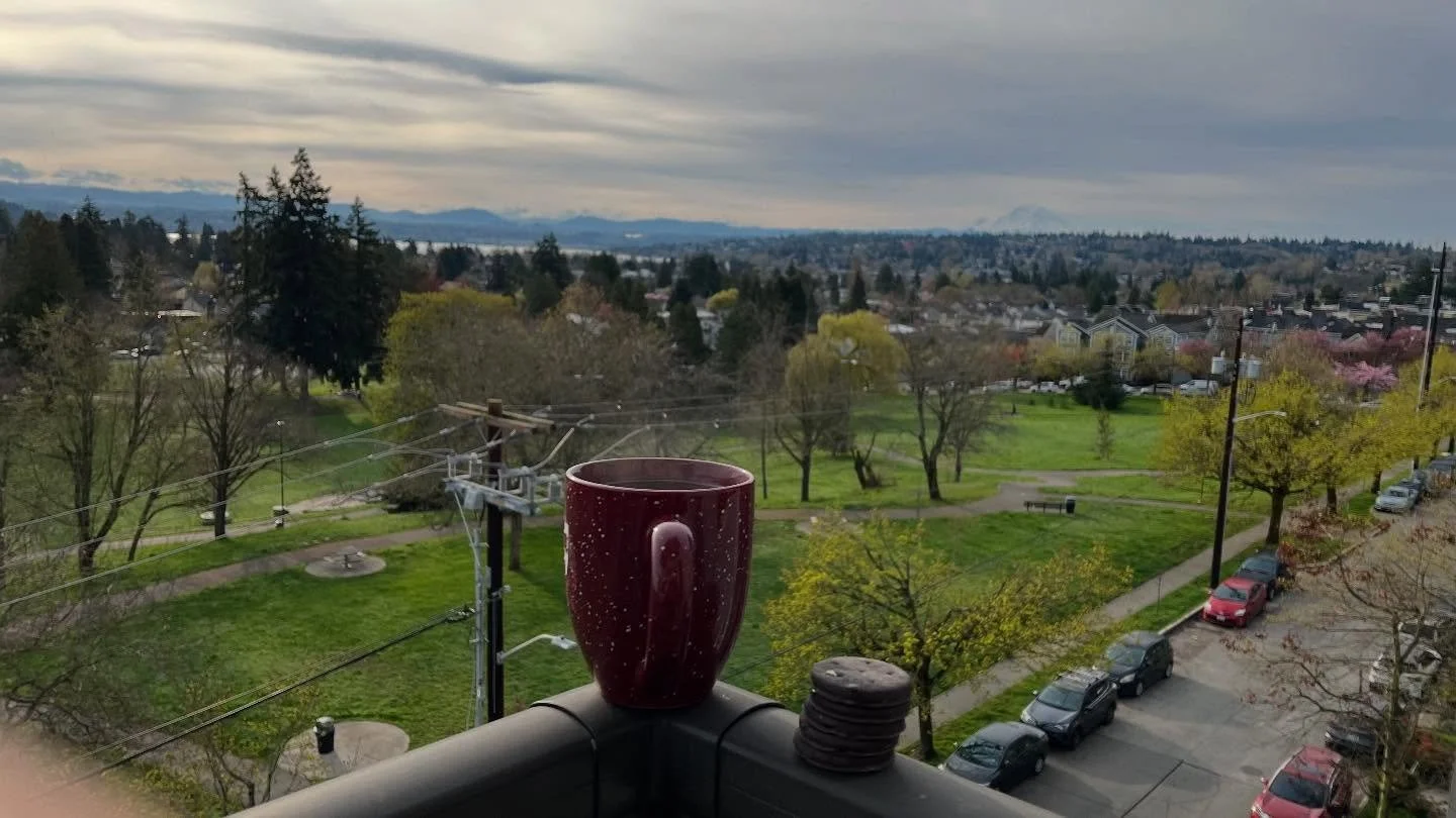 Sharing a fan photo from T.W. in Seattle! Pairing our brew with some @girlscouts cookies and a view of Mt Rainier&hellip;

Drink great coffee,
Donny &amp; Mike