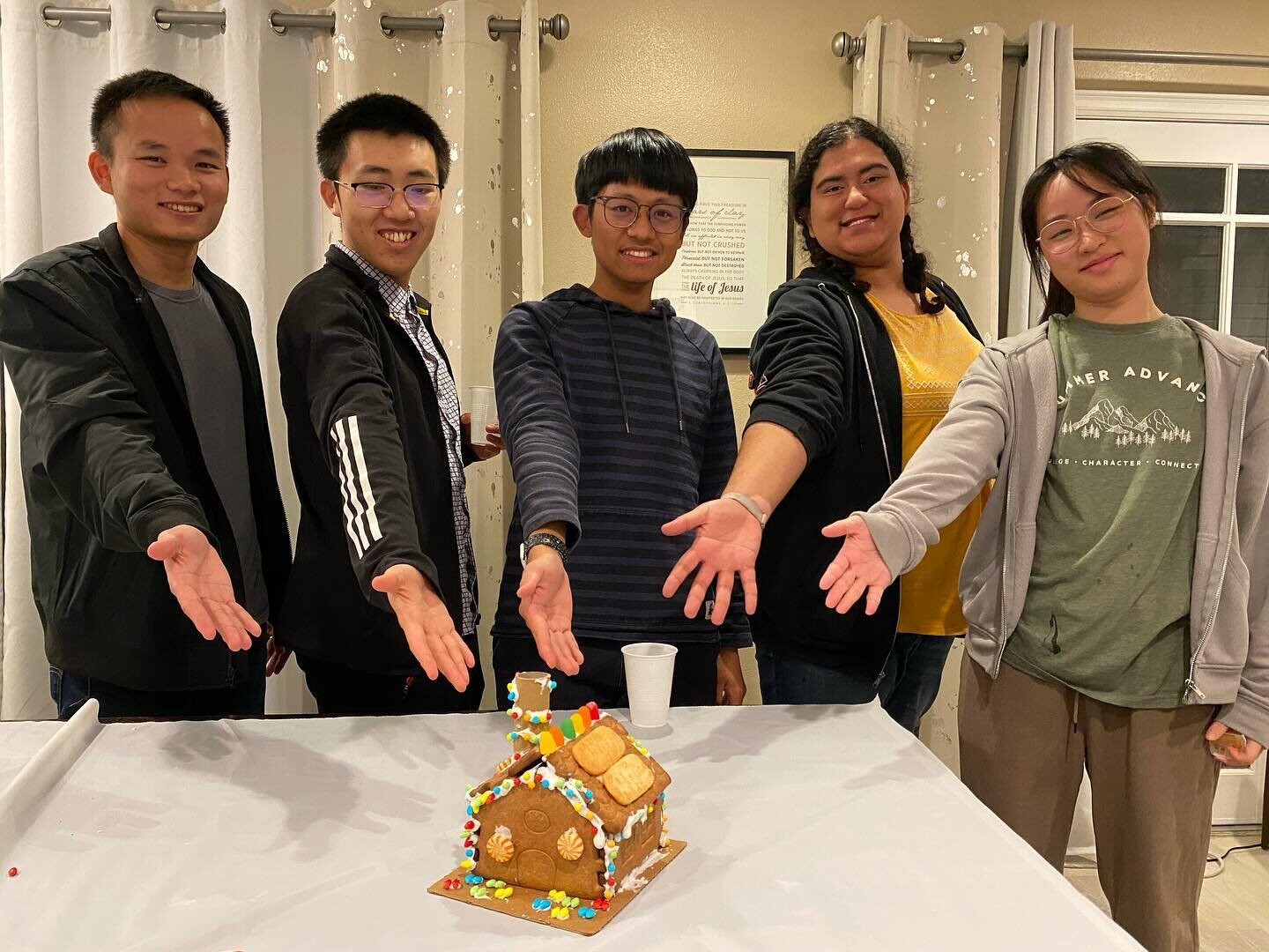 Cheers to our winning team in our gingerbread decorating competition 🙌 

We celebrated the end of finals with a gingerbread house making competition 🍭🏚️🍭. Teams were creative as they tried to make houses that represented UCI, Irvine, and Jay/Cath
