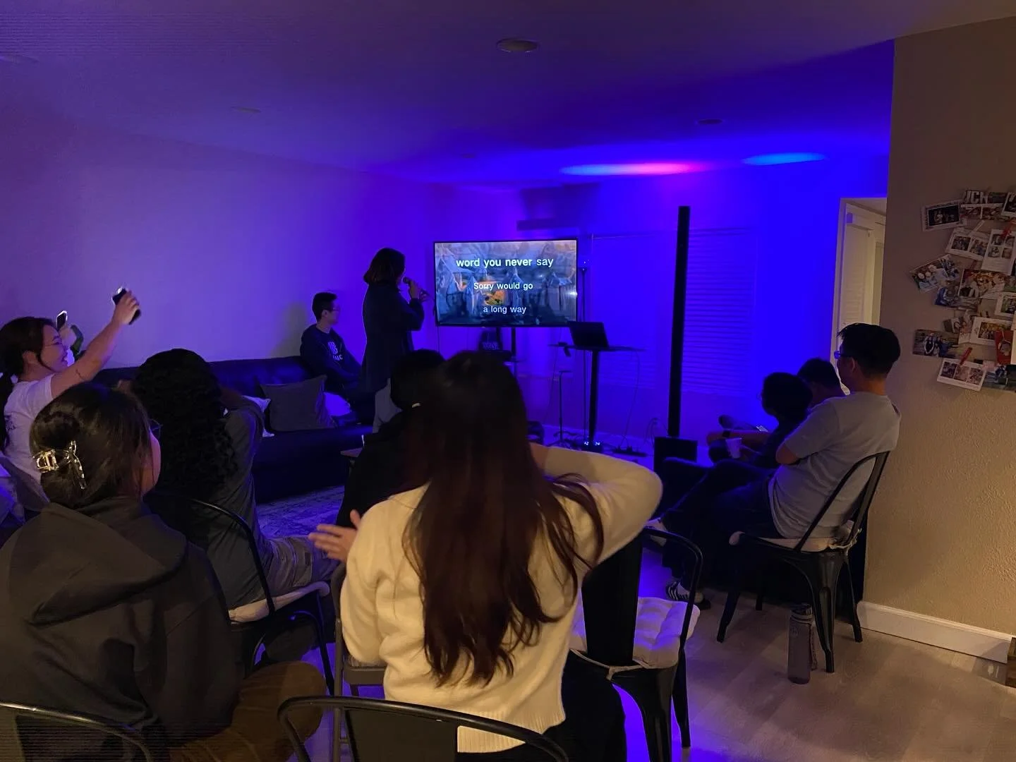 Karaoke Night~ 🎤🎶👏 Why go to a karaoke place when you can just do karaoke at home? We got to hear everyone sing a song of their choice after our life group time and got to uncover some hidden vocal talents 🎵🎤