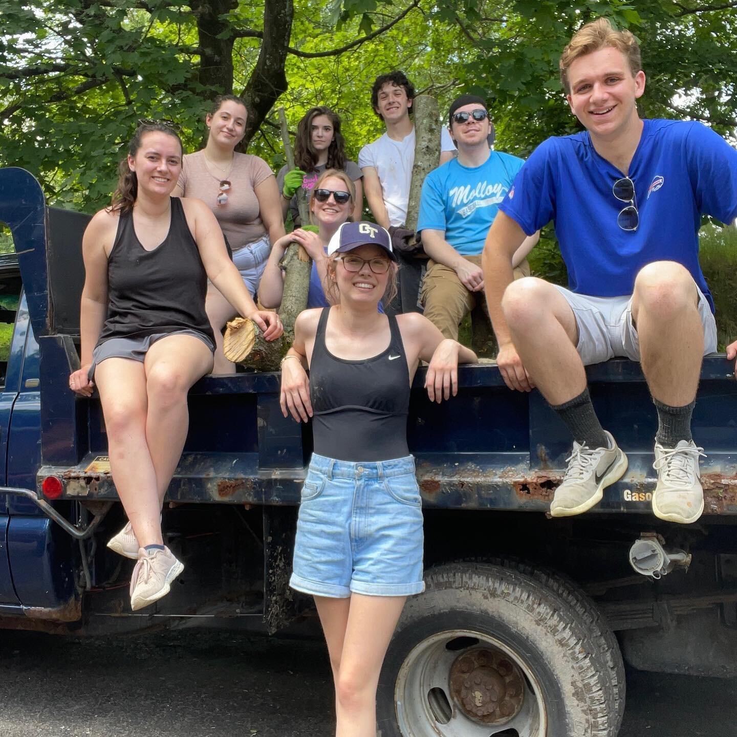 We just capped off our first-ever community service tour!🎊💪 
&bull;
From Sunday-Wednesday, fully vaccinated members of Note to Self volunteered at Camp Nooteeming in Salt Point and the Marist Brothers&rsquo; Center at Esopus to help the properties 