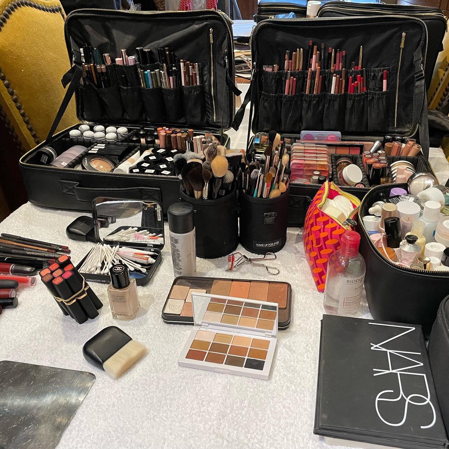 How many @ksetbag can you spot.

We see you @pinkiiieee 
@keirenstreethair @adam__dyer.

#ksetfamily 
#kitbag 
#kit
#beautykit 
#hairkit 
#hairtools 
#ProSet
#location 
#editorial 
#ksetbag