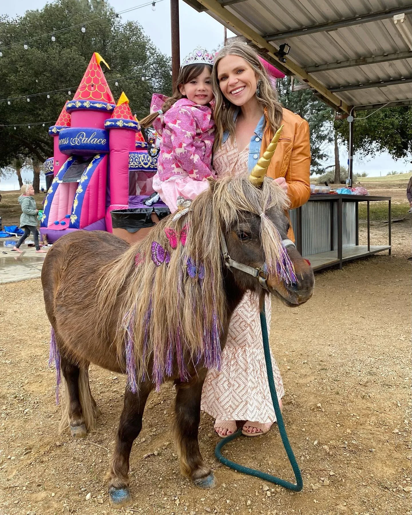 This weekend we celebrated my niece, Princess Cora, turning 4!

My sister-in-law @adrianetwisselman nailed the theme with a castle bounce house and for the grand finale, my aunt @staceyneiletwisselman driving a unicorn-drawn chariot carrying princess