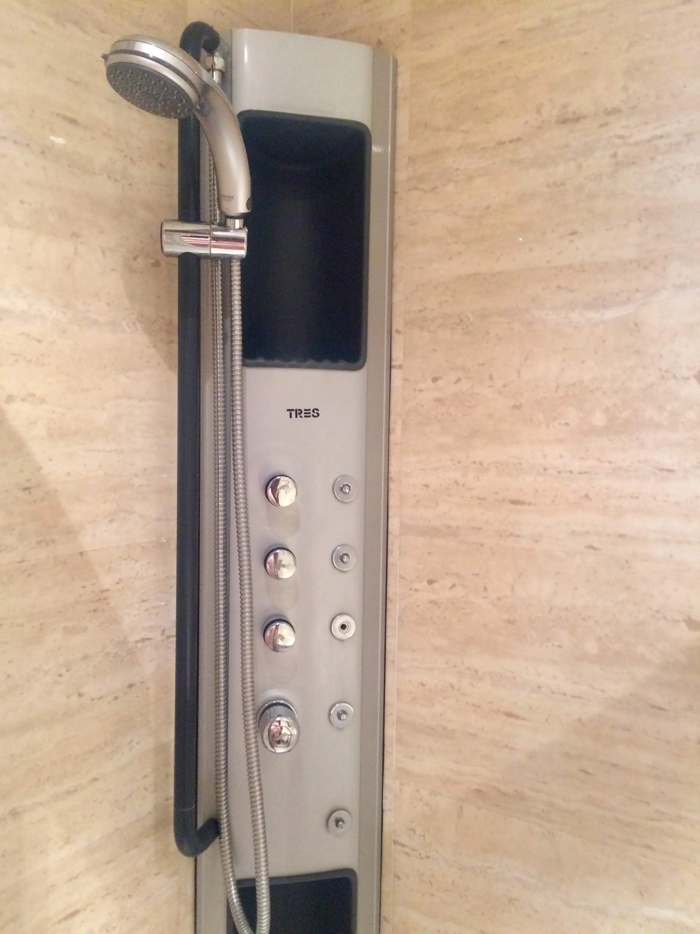 Still not sure what the middle two knobs do and I wasn’t about to try and find out. Some rocks are best unturned.