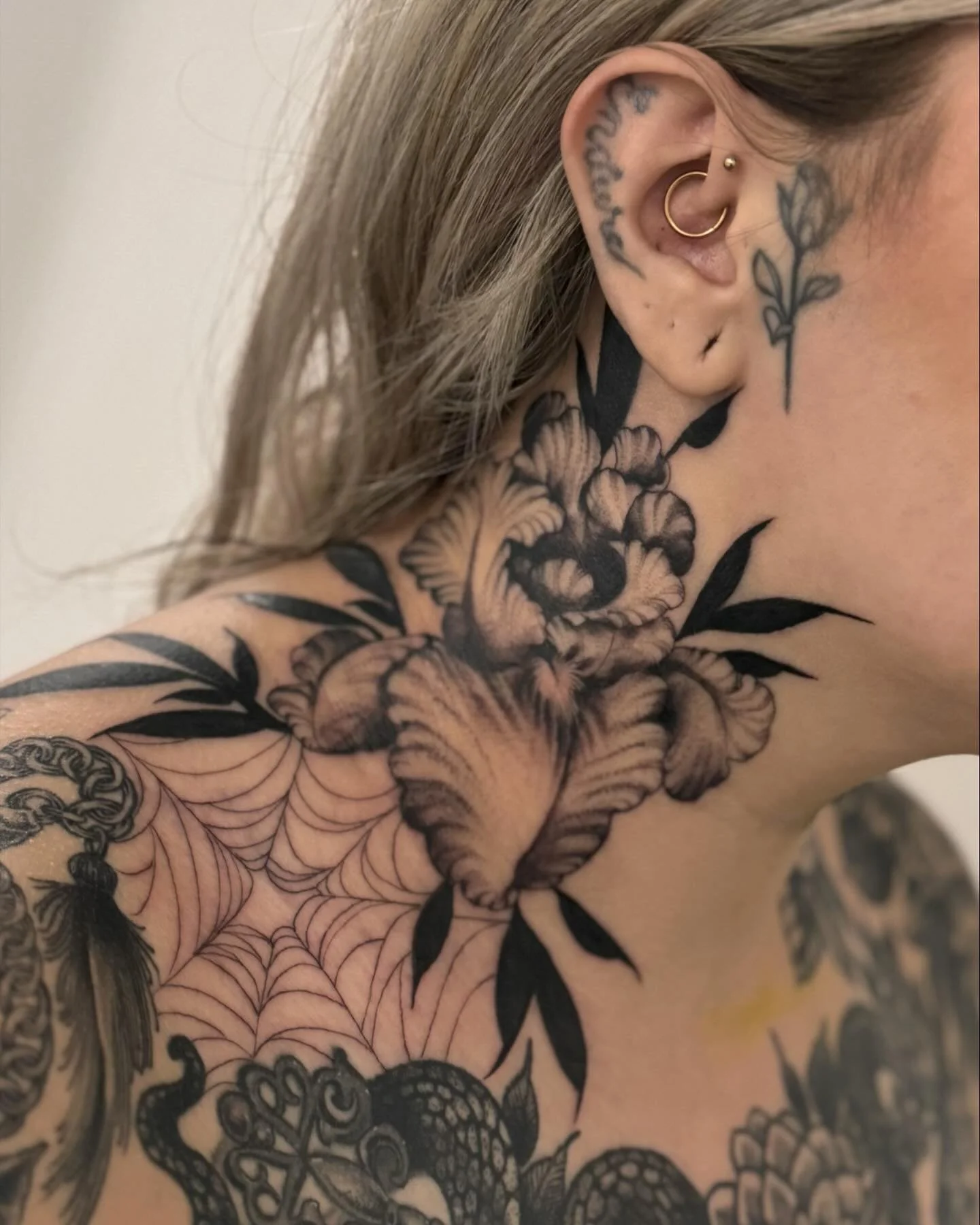 FRESH MARCH 2024, and one healed pic from the amazing @alyssamonniker ! Thank you so much for all the trust over the years🖤

▪️Made at @spottedpanthertattoo▪️
▪️Made with @sombragrays ▪️
______________________________________

▪️REQUEST LIST OPENING