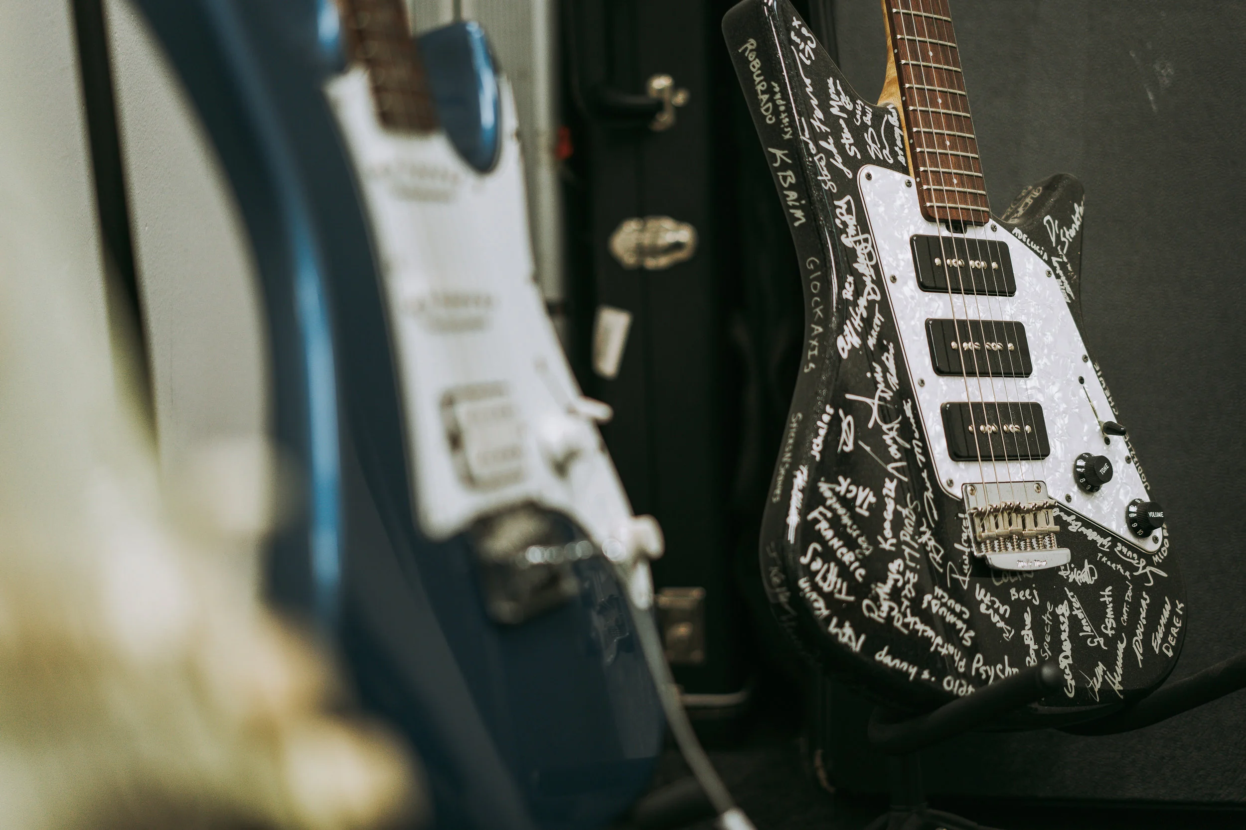 Modern-Guitar-1020.jpg