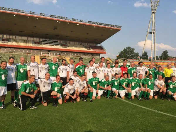 Kicken für Diabetes - Aufklärung: FC Bundestag spielt gegen FC Diabetologie