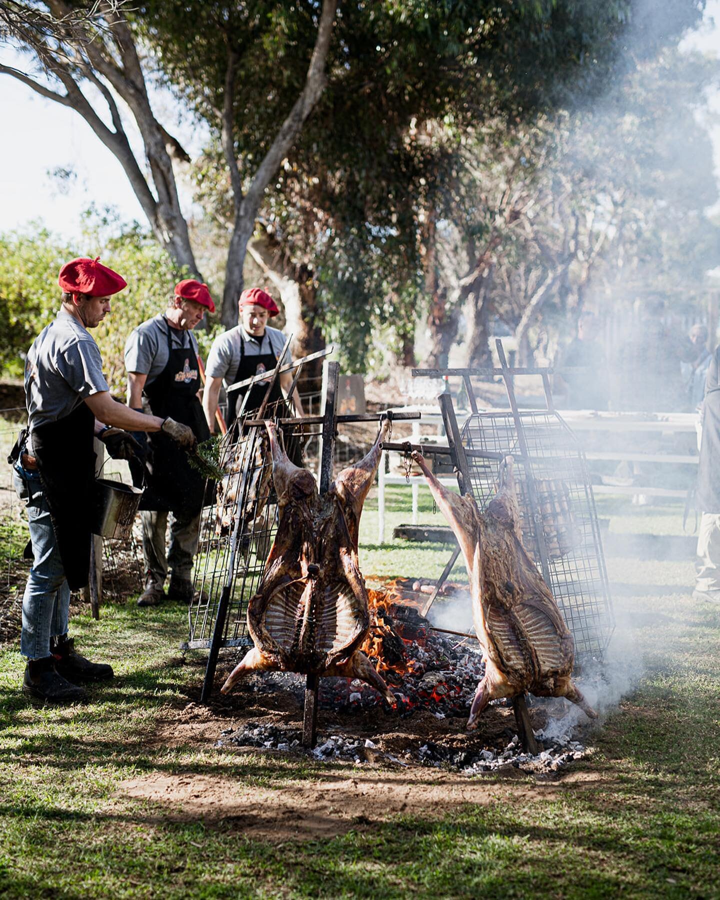 Throwback to an epic day with an epic crew! Thank you @charlotte_dalton_wines and @cooke_brothers_wines for having us 🔥🍷🔥

📸: @_represented_ @evan_bailey_photography

#asado #argentinianbbq #lamb #chorizo #beef #choripan #alfajores #portelliot #c