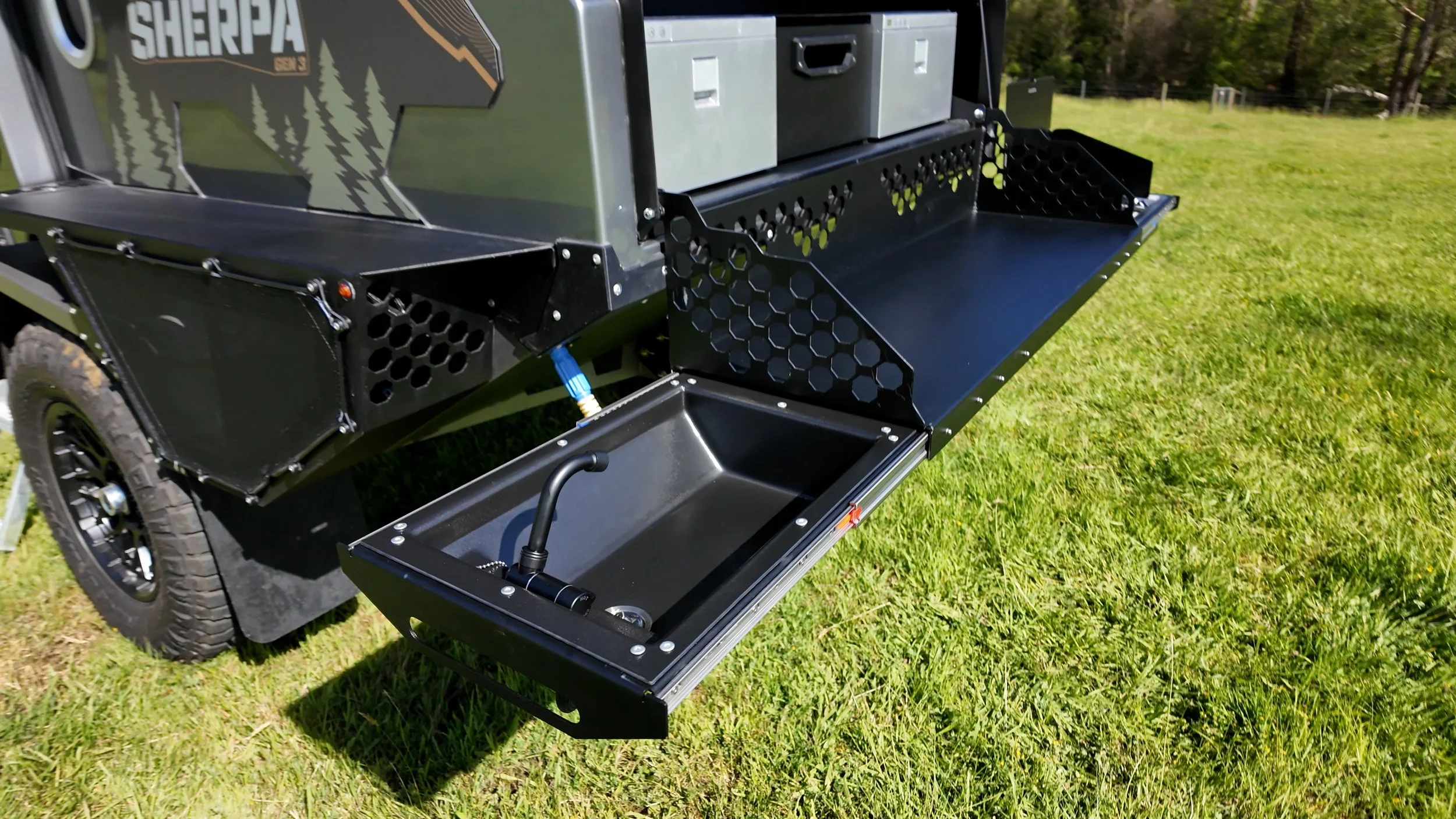 Extra Large Sink with Plumbed Hot / Cold Water