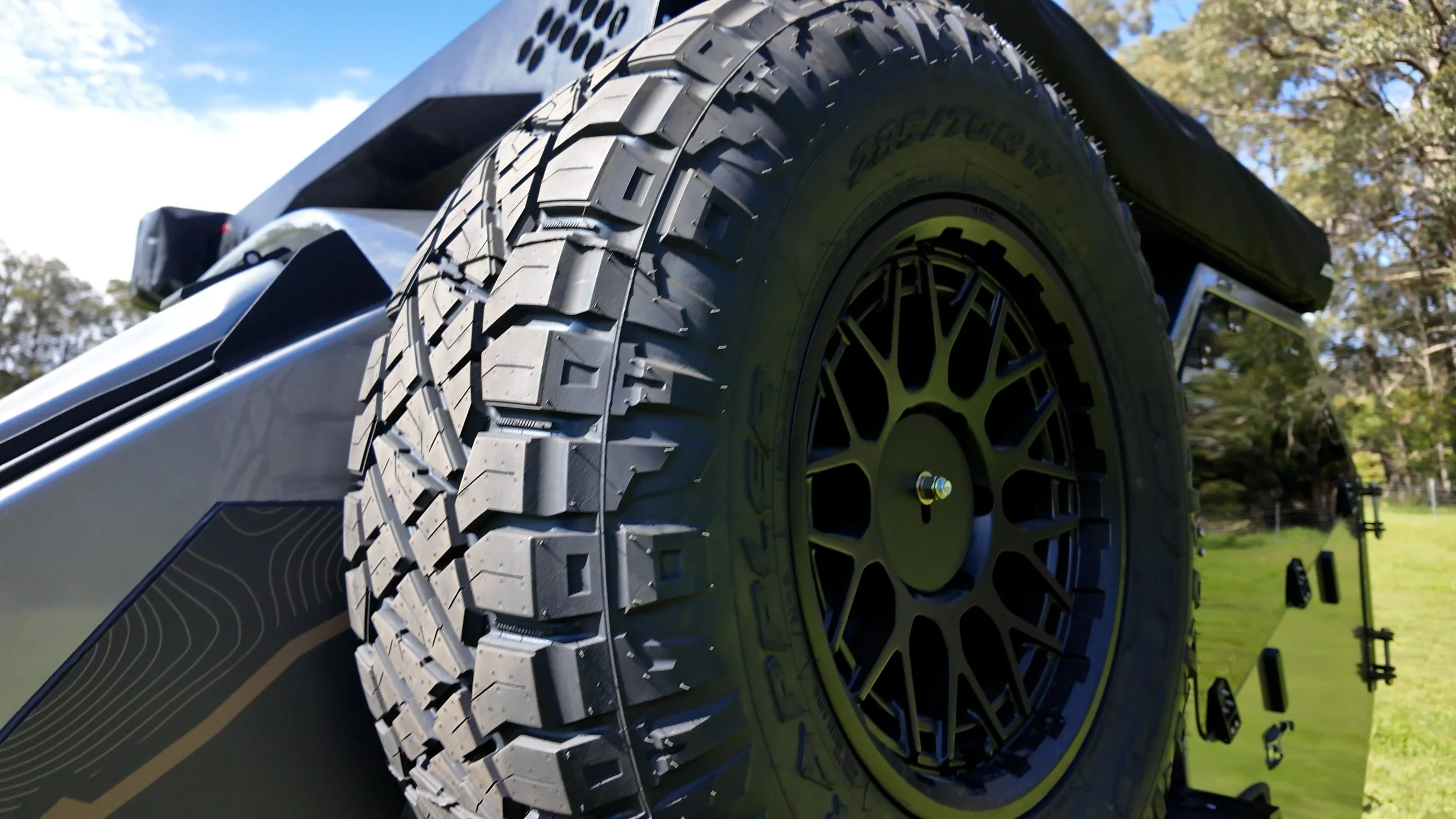 Side-mounted spare wheel (fits up to 35”)