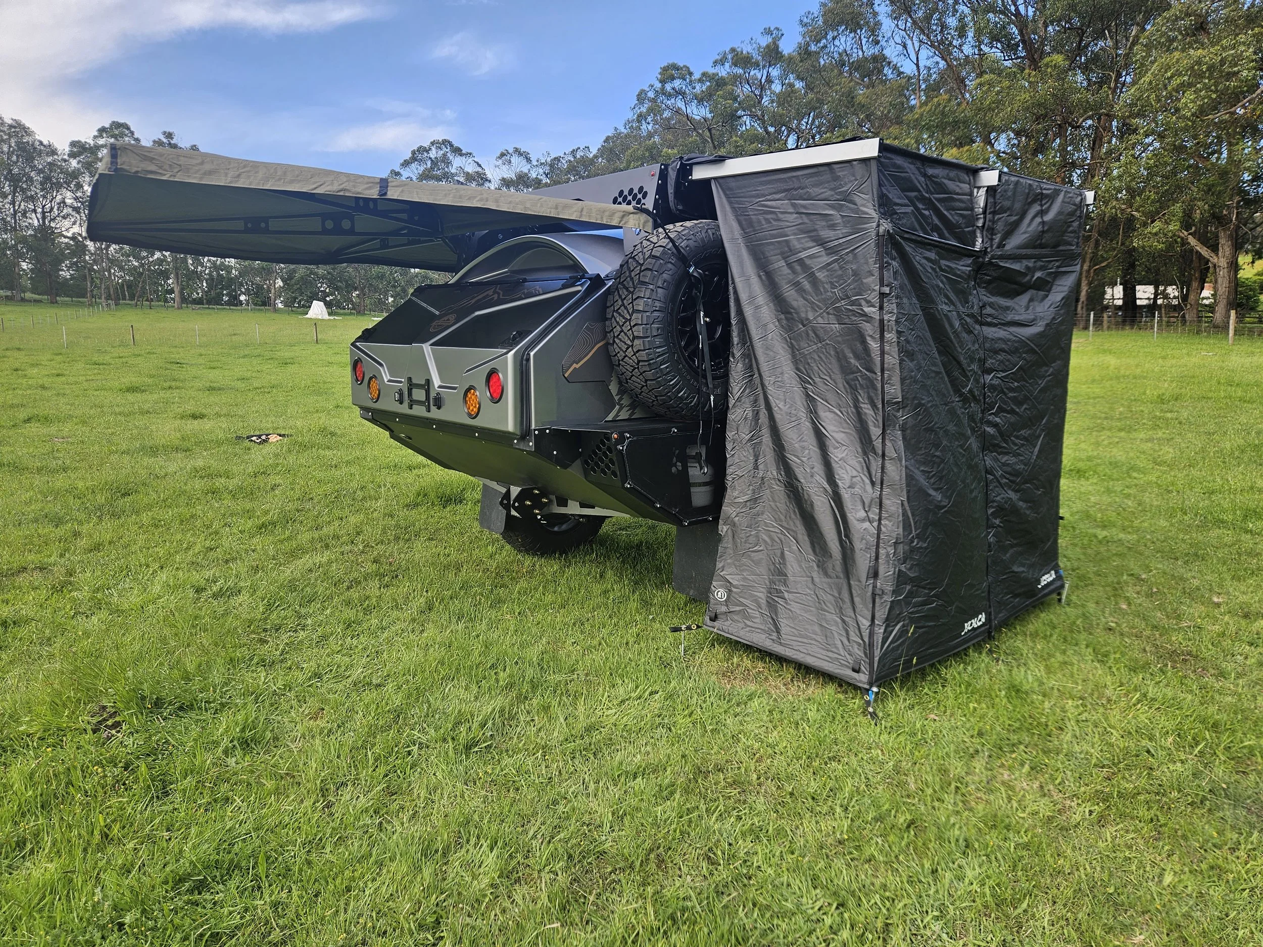 Joolca Double Shower Cube With Hot / Cold Water Mixer