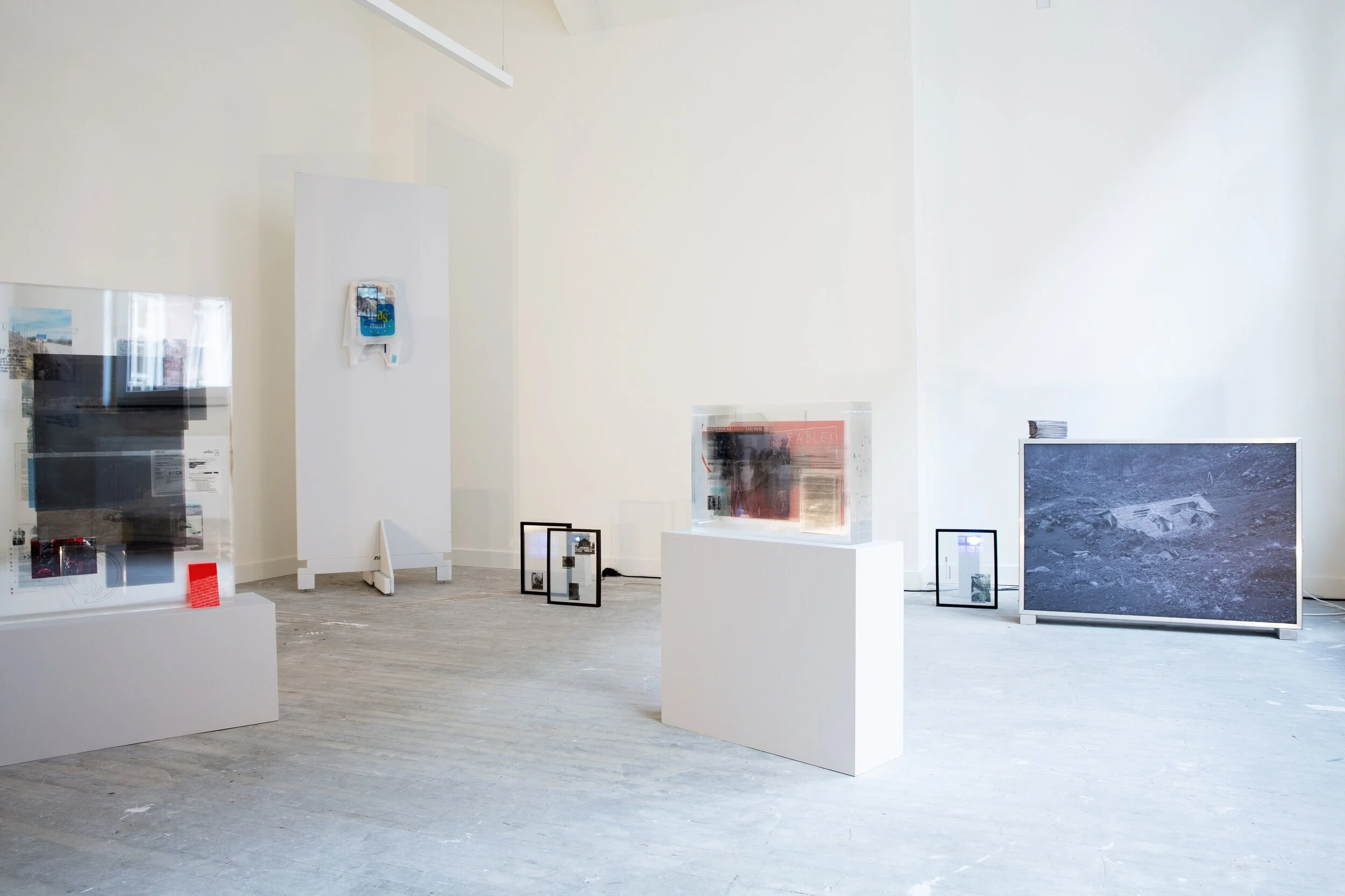 Thomas Kuijpers. Overzicht van de installatie. In zijn werk laat Kuijpers zien wat de voortdurende stroom van politiek gekonkel en de verslaggeving daarvan in woord en beeld emotioneel met mensen doet.