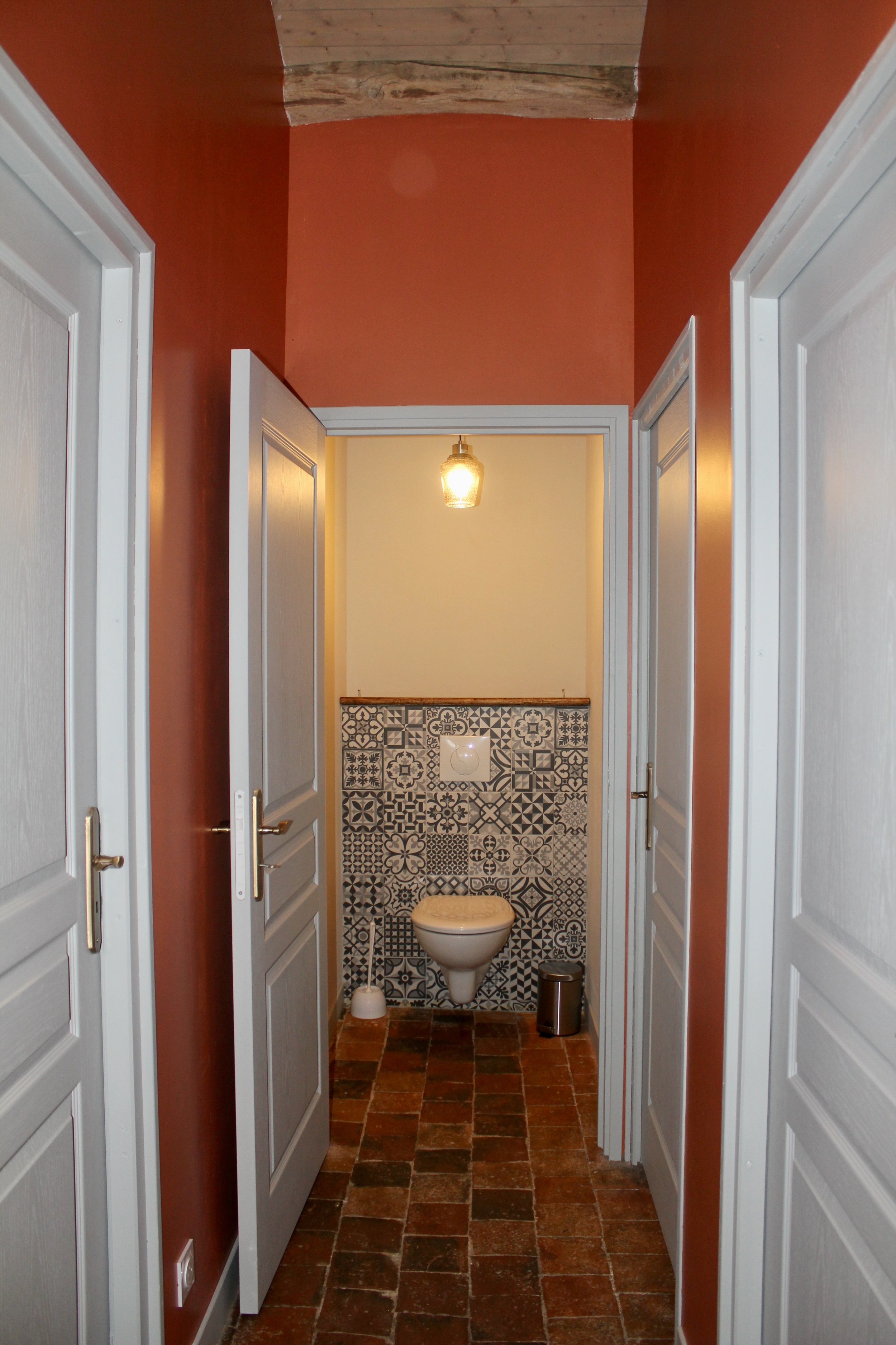 Upstairs hallway:toilet.jpeg