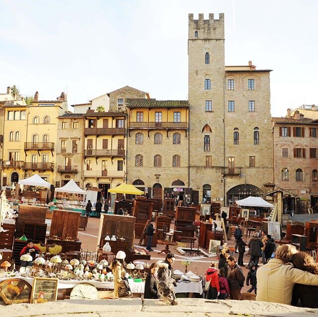 The Antiques Market of Arezzo in Tuscany is held every first weekend of the month. 
#italy #italia#tuscany #toscana #italian #travelitaly #travelitalia #loveitaly #visititaly #visititalia #toronto
