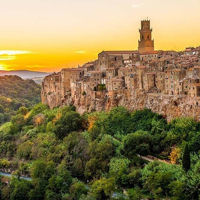 Visit the golden medieval village of Pitigliano in Tuscany. 
#visititaly #visititalia #visititaly🇮🇹 #travelitaly #italiantour #italiantourism #eatitalian #toronto #italianacademy