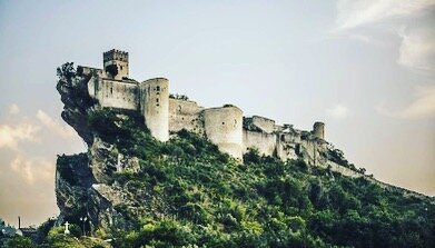 Roccascalegna, Abruzzo, Italy. 
#italiantour #italy #abruzzo #abruzzoitaly #castle #castelli #visititaly #visititalia #takemetoitaly #italianacademy #touritaly #italianfood #toronto