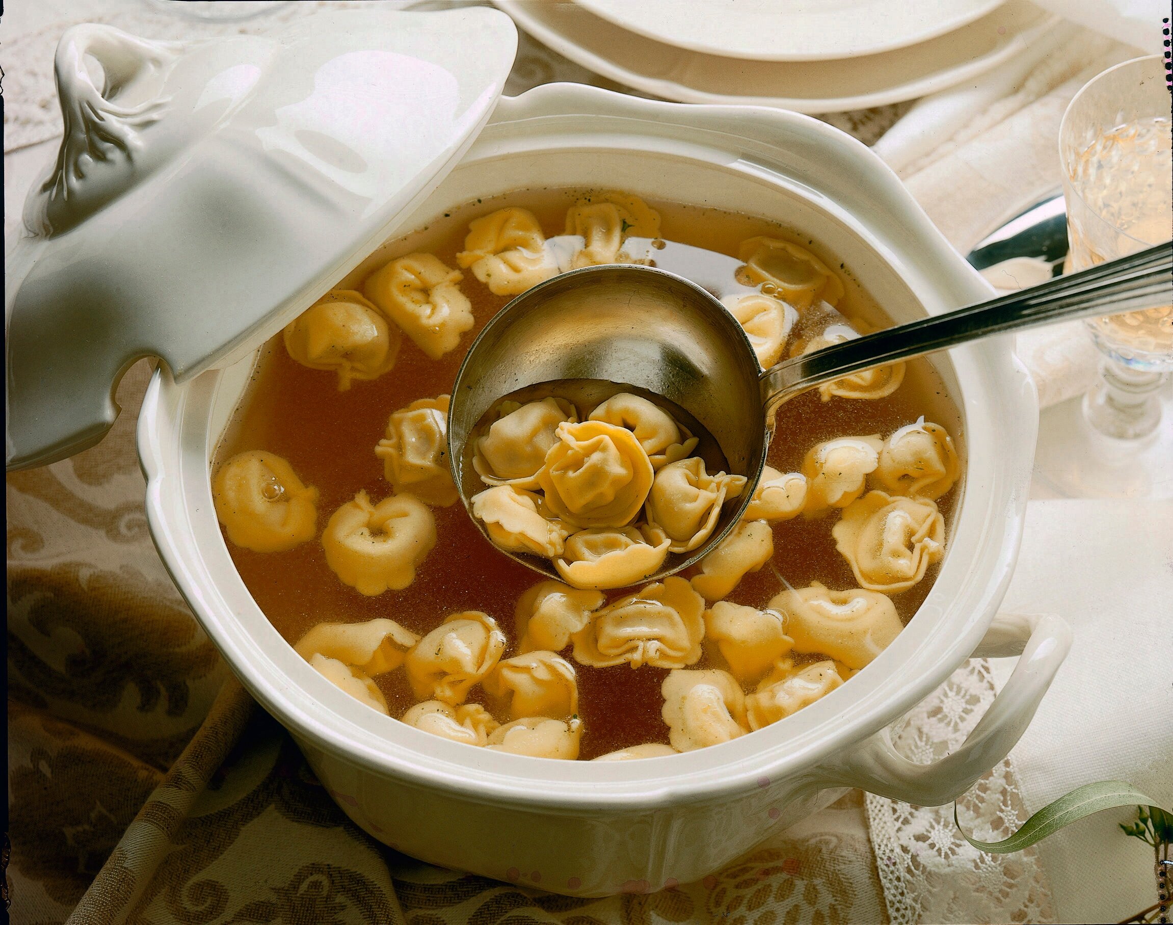 tortellini-di-carne-in-brodo.jpg