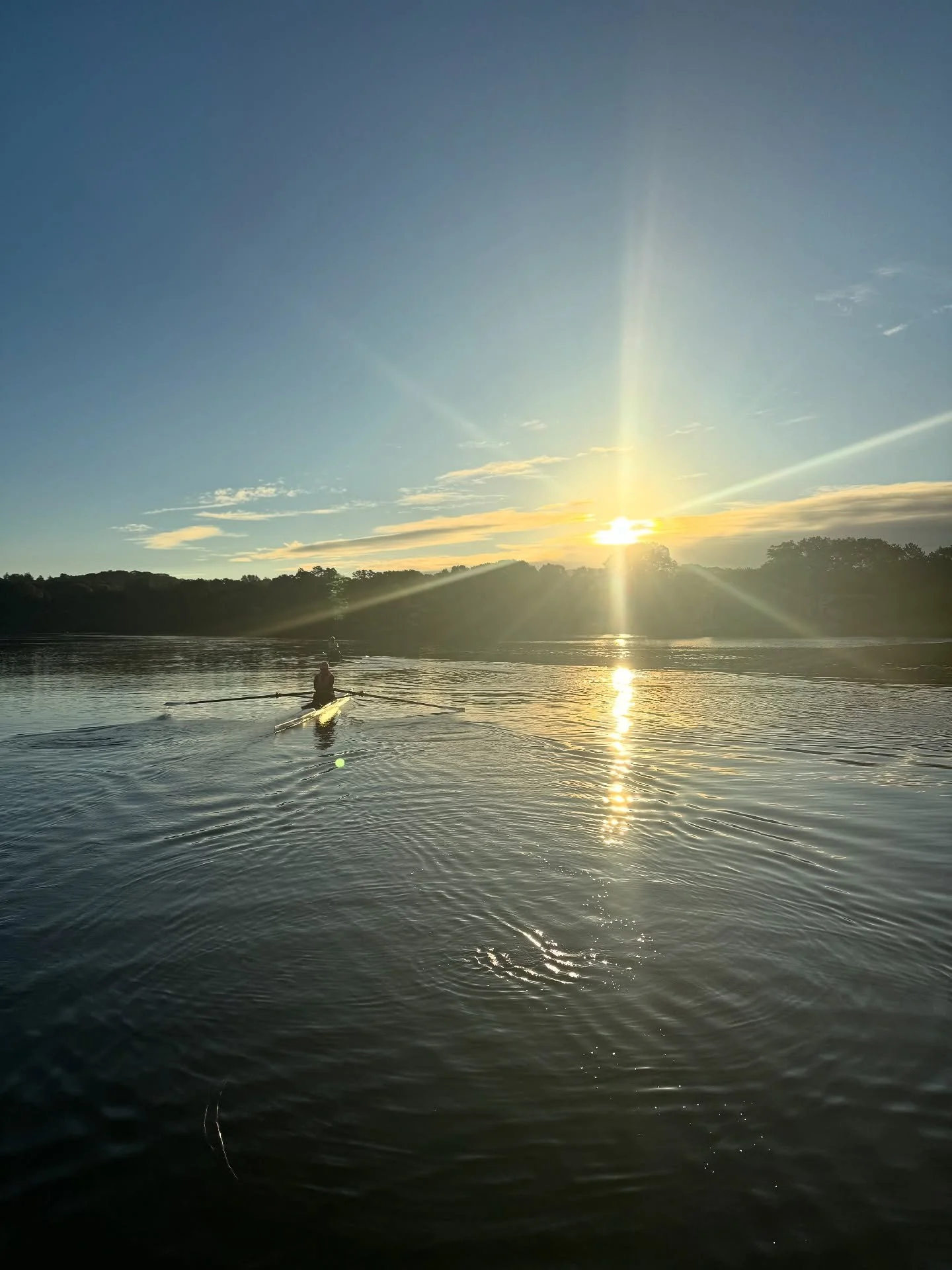 Gorgeous morning on the Saugatuck River ☀️ #surviveoars @kari_cast_