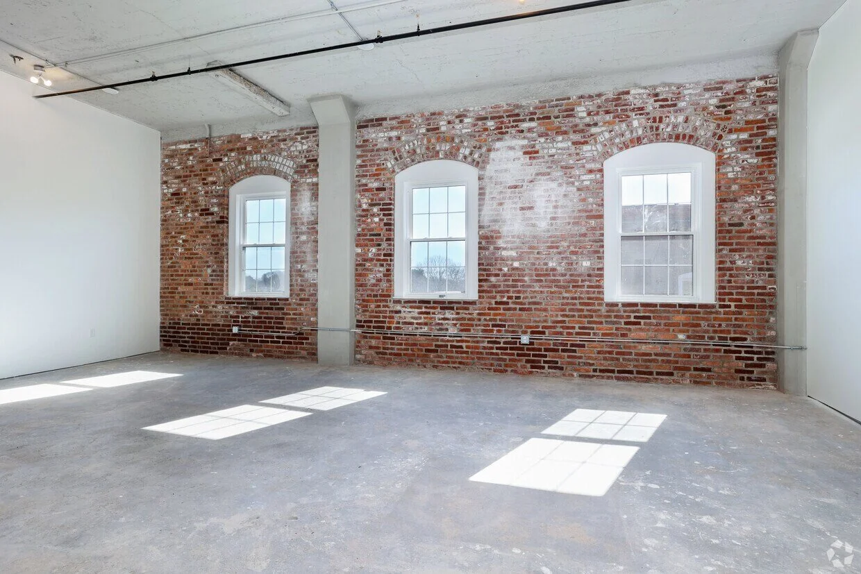 600-600 SF of Commercial Space Available