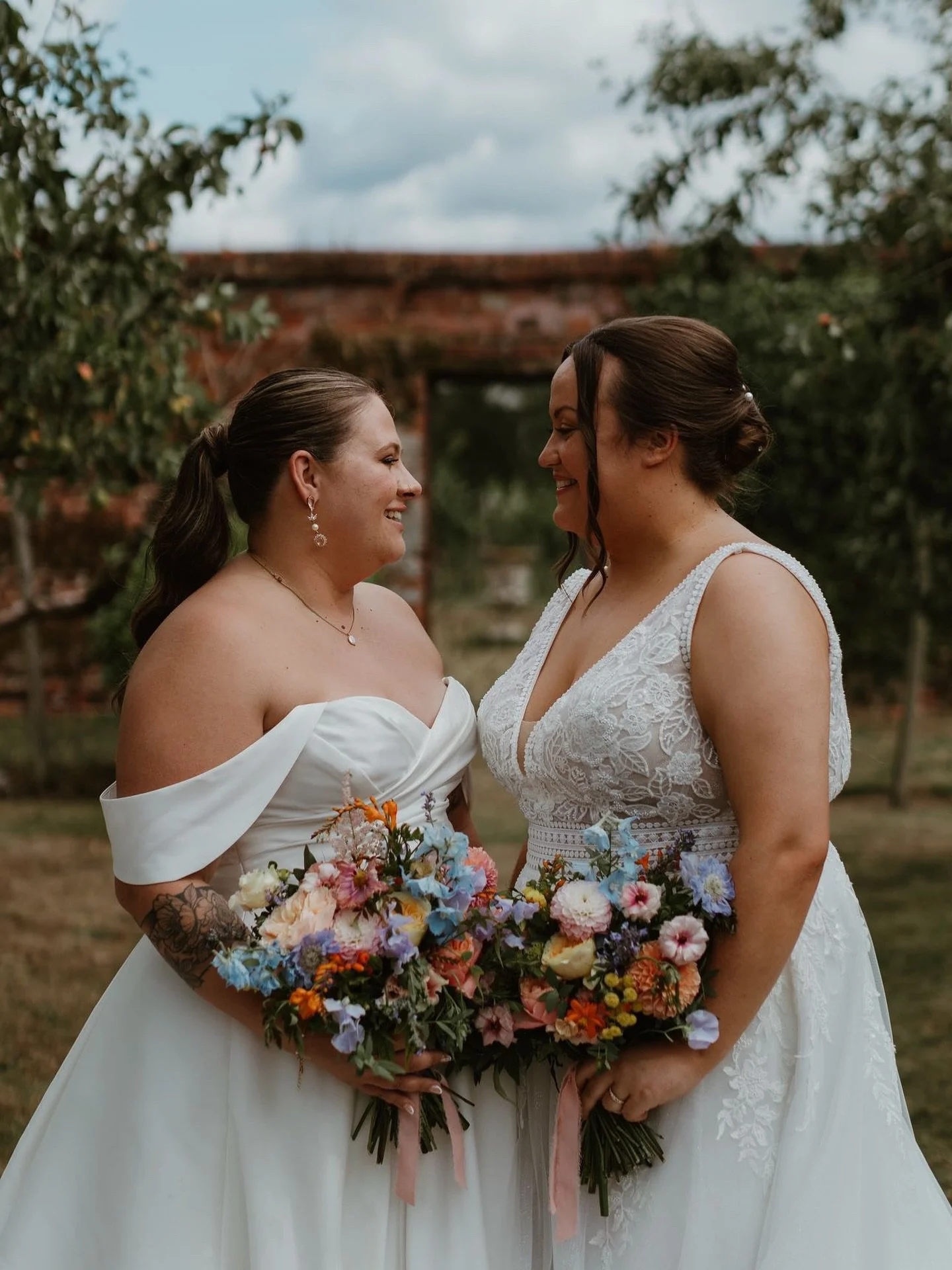 These two on a sunny day in July 🥰 

Perfection 🌸 

👰🏻&zwj;♀️👰🏻&zwj;♀️ - @gloria_amy @charlottehyett 
💒 - @stanlakeparkweddings 
💐 - @lilyandliz 
📸 - @anitamasihphotos 

Assisted by @wild_flori_ 

#weddingday #weddingflowersdecor #bridetobri