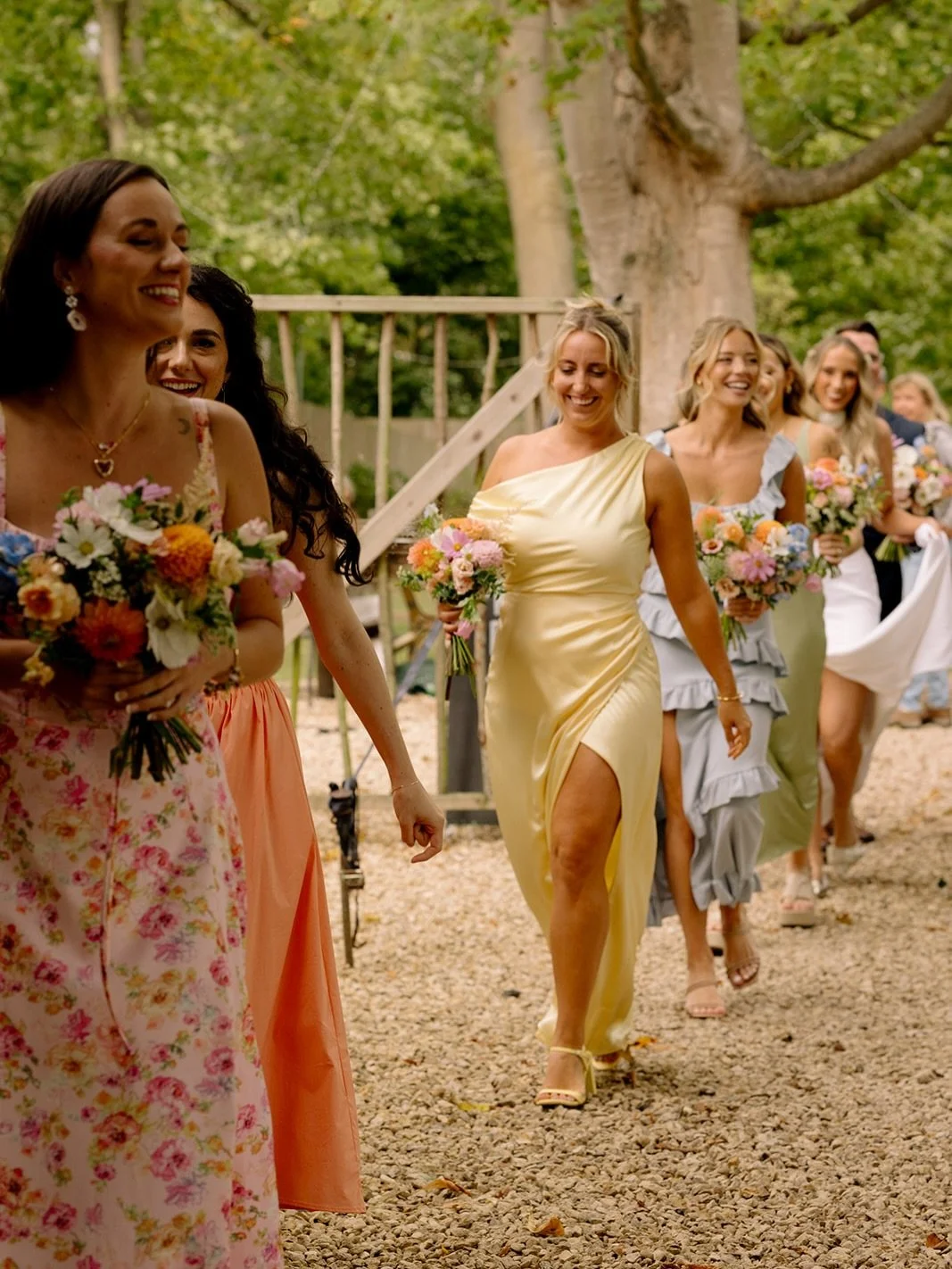 There&rsquo;s something about mismatched Bridesmaids in summer that just injects some joy into me! 😍 
And then the bouquets get to shine along with their smiles, it&rsquo;s a winning combo for sure ✨

👰🏼&zwj;♀️🤵🏻&zwj;♂️ - @zoe.zielke 
💒 - @thep