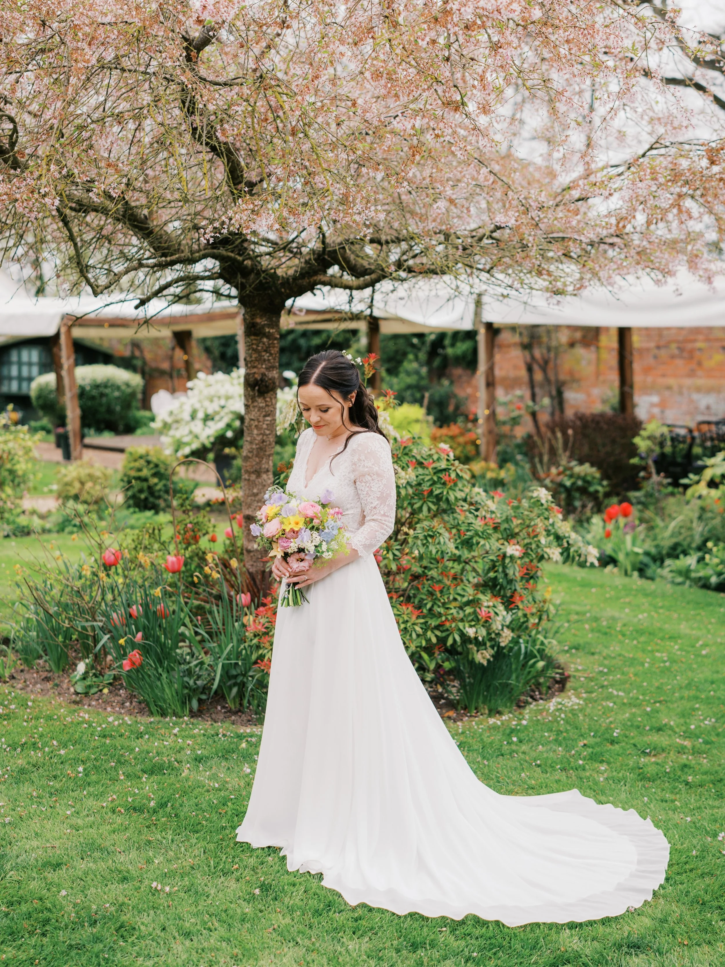 The utterly gorgeous Sarah in the ground of The Mill House Hotel 🌳

👰🏻&zwj;♀️ - @sarah.burton91 
💒 - @themillhousehotel 
💐 - @lilyandliz 
📸 - @capturedmomentsjen 
💄- @jostringerbridaloccasions 

The Mill House | Bridal Style | Bridal Inspo | W
