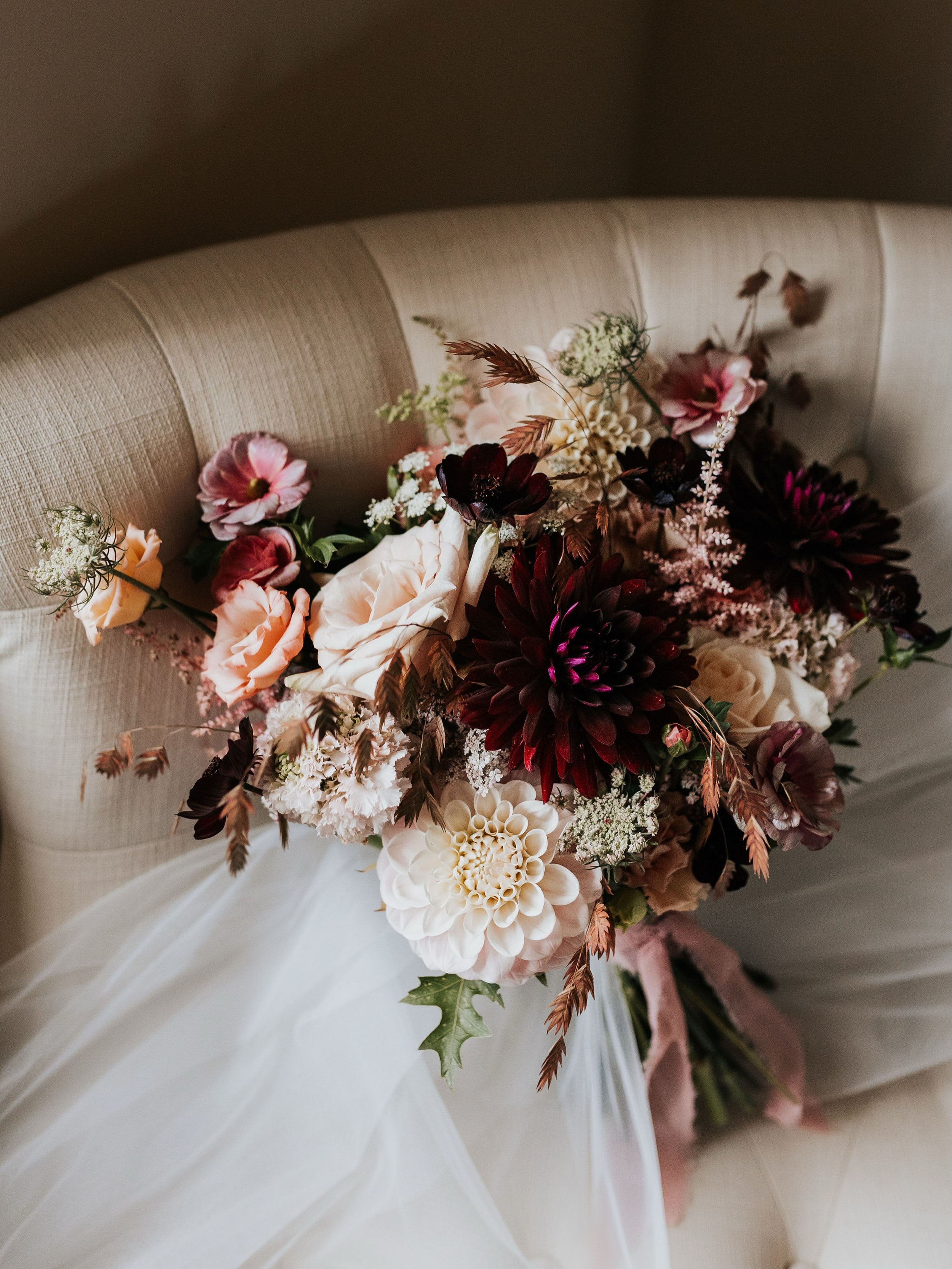 So in love with this dreamy romantic palette for S &amp; H&rsquo;s wedding 💕 

Dates for 2027 are speeding away! Drop us an enquiry today lovers ✨ 

👰🏼&zwj;♀️🤵🏻&zwj;♂️ - @suzannahrachel 
📸 - @kategrayphotography 
💐 - @lilyandliz 
💒 - @caswell