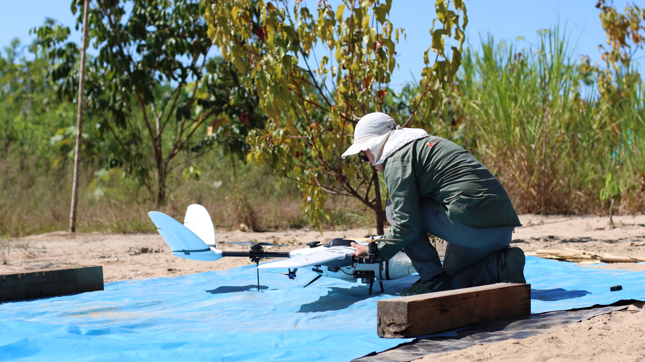 Preparando el dron en la Reserva Nacional Tambopata