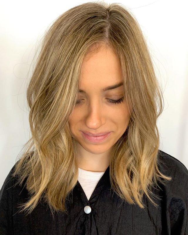 Sandy blonde and a lived in textured lob is one of our favorite looks right now 🤩 ⭐️cut and color by Lori .
.
.
.
.
.
.
.
.
.
.
#merakisalon #meraki #charlottenc #thevilla #myerspark #hairstyles #hairartists #hairexperts #womeninbusiness #bossbabes 