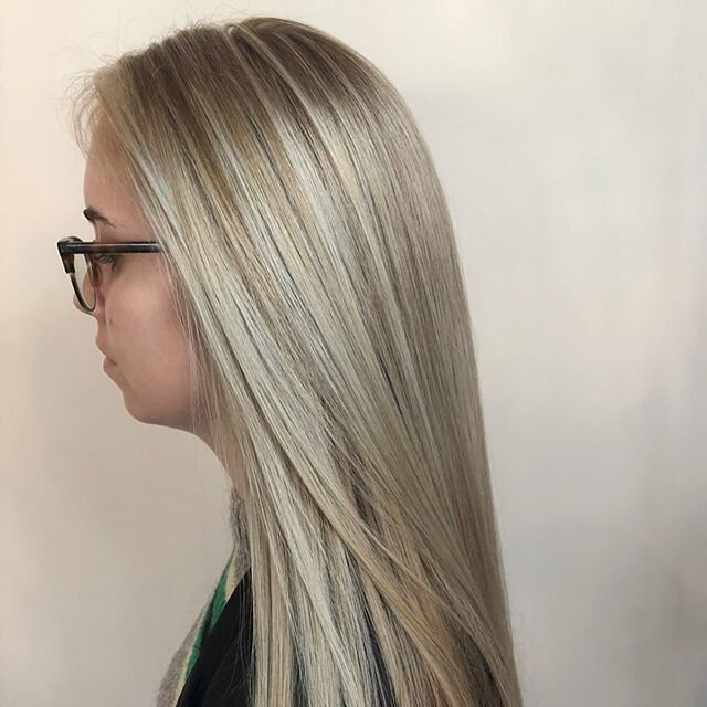 Shimmering silver blonde 🌪 The glow of this color is unreal in person 💎 ➡️swipe for before. 🤩 cut and color by Caroline .
.
.
.
.
.
.
.
.
.
.
#merakisalon #meraki #charlottenc #thevilla #myerspark #hairstyles #hairartists #hairexperts #womeninbusi