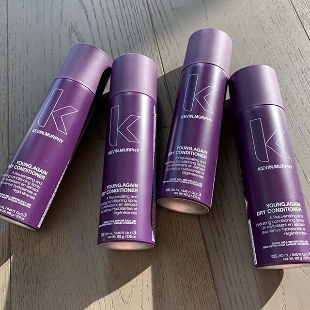 We get A LOT of questions about our dry conditioner. What is it? Why do you need it? 🤷🏼&zwj;♀️ On our non hair washing days we tend to neglect the mid shaft and ends of our hair and focus just on the roots with dry shampoo 🧴Young Again dry conditi