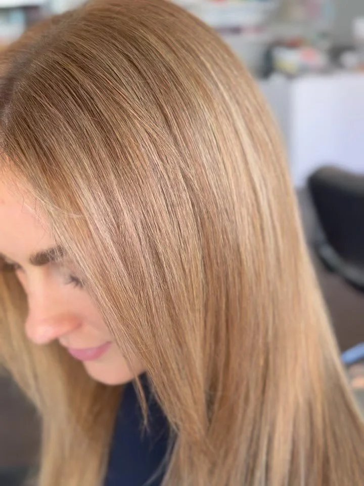 Less 🍒 More 🍓
This beauty came in wanting to soften the bright copper tone in her hair. @ashleythecolorist created a soft, dimensional strawberry tone that complimented her skin tone so beautifully! ✨ Keep swiping for the before 👀