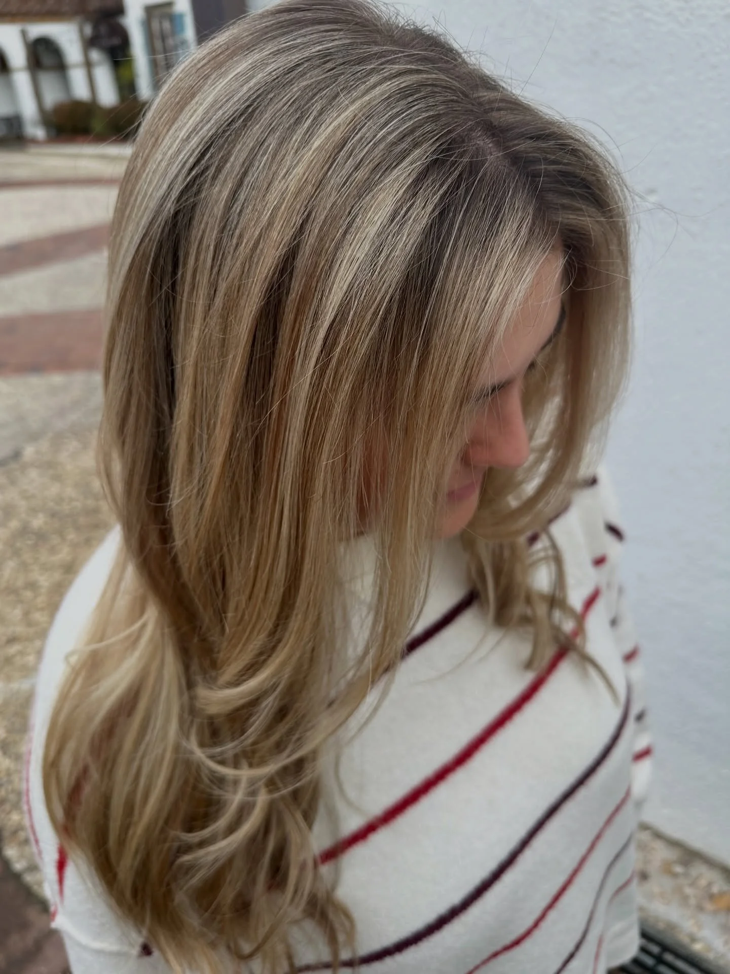 ✨ Just right, not too dark, not too light. Perfectly balanced 🤌

This rooted dimensional blonde by 𝗖𝗮𝗿𝗼𝗹𝗶𝗻𝗲