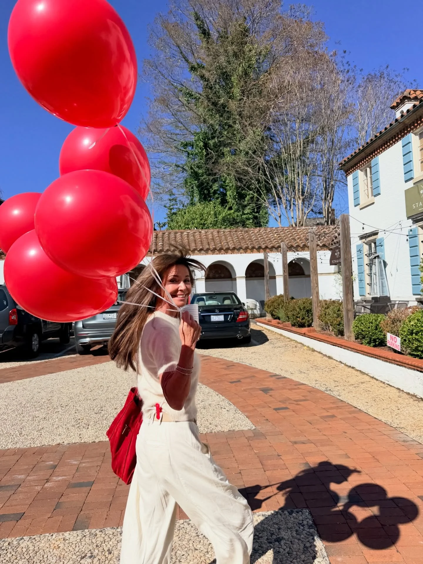 A little something to brighten this gloomy day ☀️
Birthday hair, blue skies, and a few red balloons for good measure 🎈 

Swipe to see the details of this birthday glow up ✨

Color and cut by 𝗟𝗼𝗿𝗶
Extensions by 𝗪𝗶𝗻𝗻𝗶𝗲