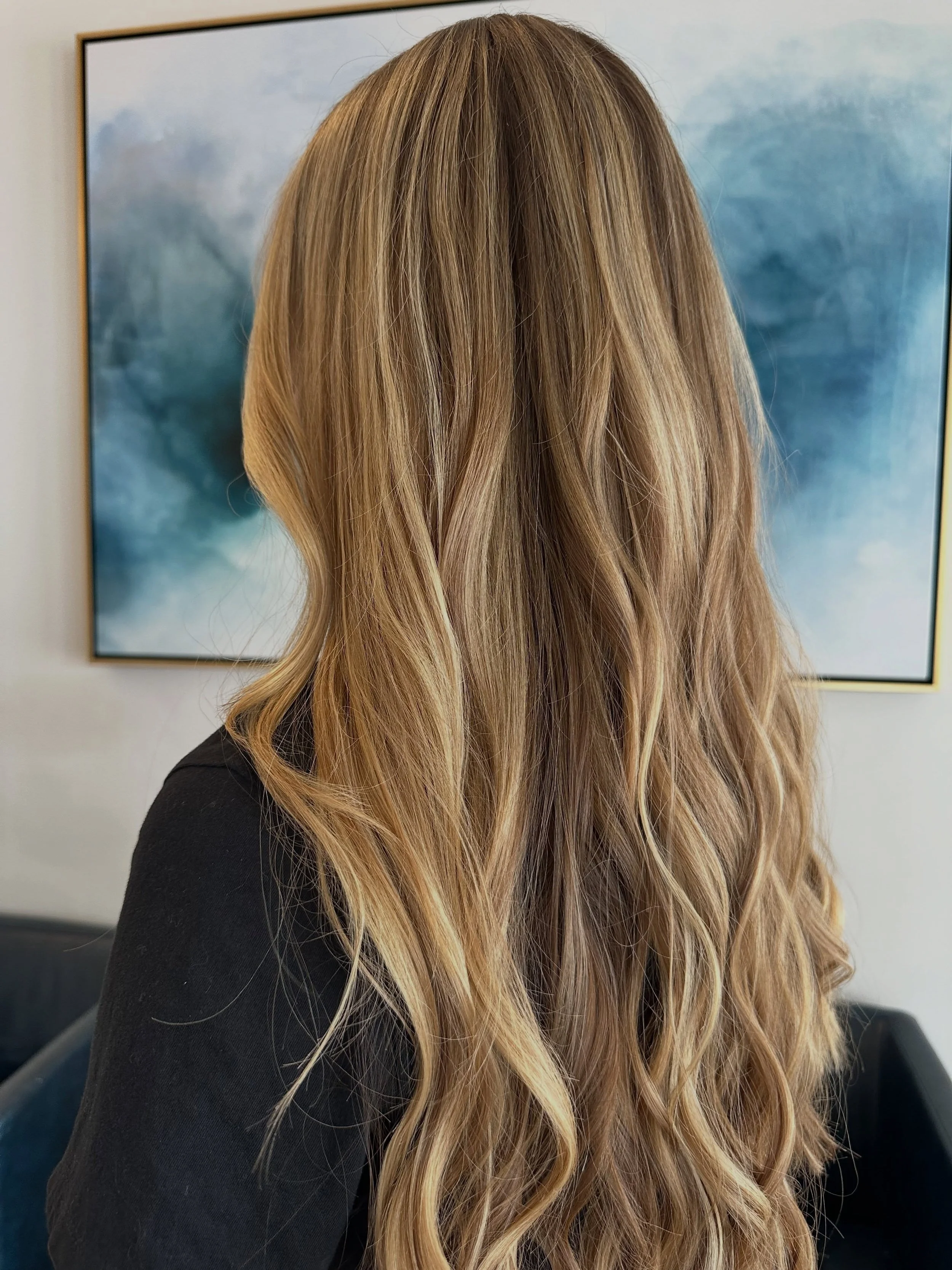 Not too bright 
Not too dark
Just that perfect in-between ✨
𝗟𝘆𝗻𝗱𝘀𝗮𝘆 nailed this lived-in blonde with natural dimension and a buttery finish 💫