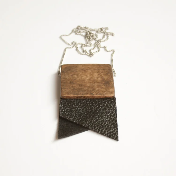 Louve_Montreal_jewelry_bijoux_lesintemporels_fanion.jpg