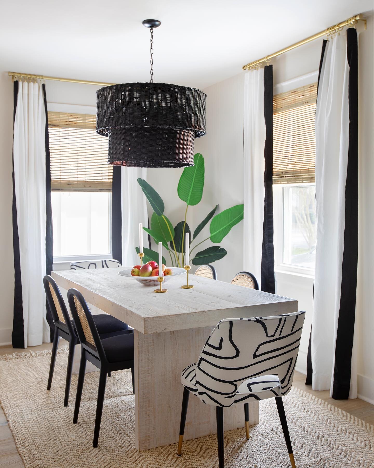 Apple of my eye 
📸 @margaret.wright 
Designer @houseofhoffmanninteriors 
#interiordesign #interiorstyling #diningroom #diningroomdecor #diningroomdecor #housebeautiful #moderndesign #eclecticdecor #charlestondesigner #lowcountryliving #coastalliving