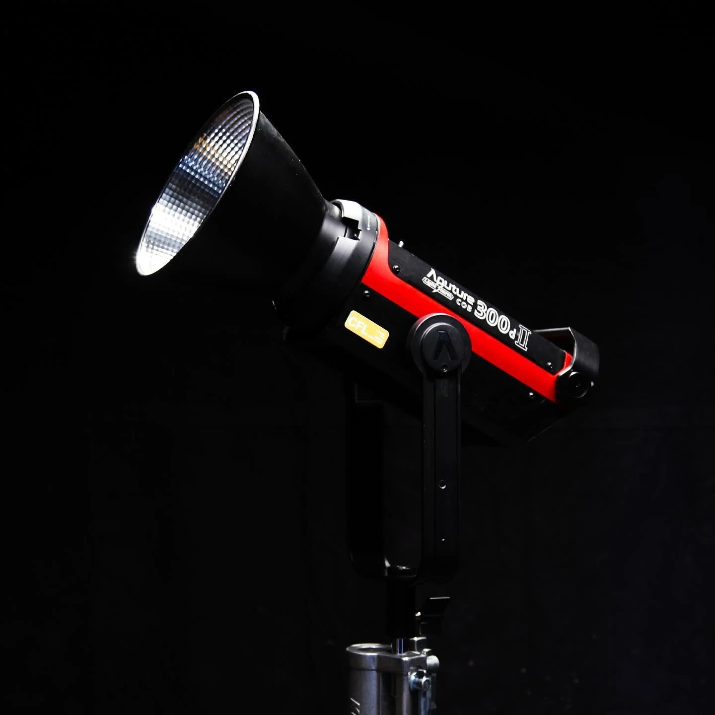 APUTURE 300dii ð¡ 
The LS C300D Mark II is a powerful and versatile lighting fixture that is perfect for filmmakers and photographers. It has an increased brightness of 80,000 LUX and uses a 575W HMI bulb, providing high colour fidelity with a CRI o