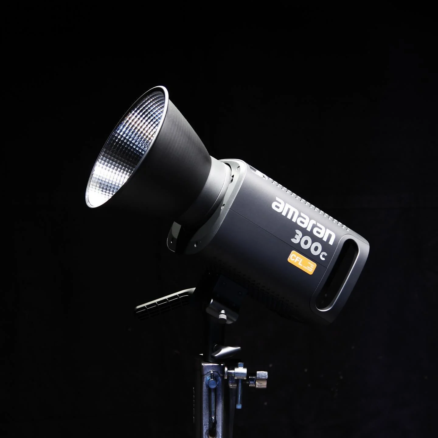 AMARAN 300c ð¡ 
The amaran 300c is a versatile and powerful full-colour LED light that is perfect for filmmakers. It features a Bowens Mount point-source design and is compatible with various Bowens Mount modifiers, allowing for easy adaptation on s