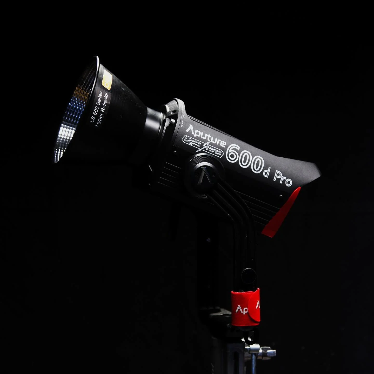 APUTURE 600d PRO ð¡ 
The Aputure 600d Pro is a Daylight rated LED source with an impressive punch for its size, weight and power consumption. With an equivalent output between an 800W HMI and 1200W HMI, at only 720W. It’s perfectly suited for