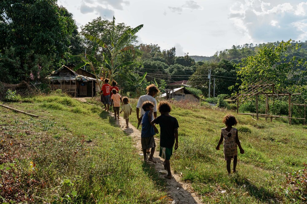  Rosette David, an Aeta healer, walks back to her home with her children after gathering herbal plants. Medicinal herbal knowledge and spiritual culture are passed on to the next generation of Aetas through oral tradition. 