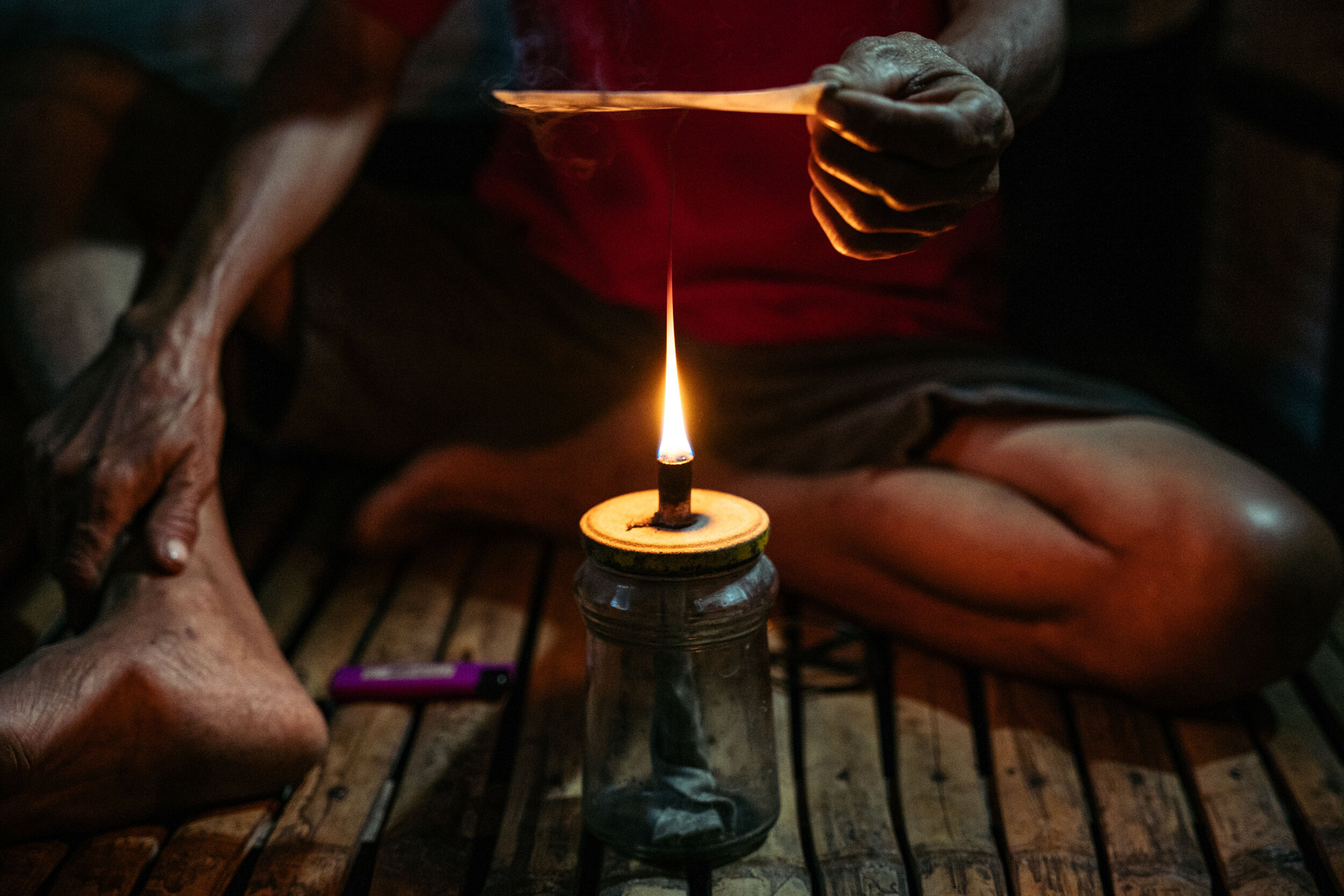  An alternative diagnostic ritual performed by healers to identify maladies involves hovering a blank paper over a gas lamp. According to Nida Cautidar, the resulting burnt formations suggest that the sick person has unconsciously disturbed dwelling 