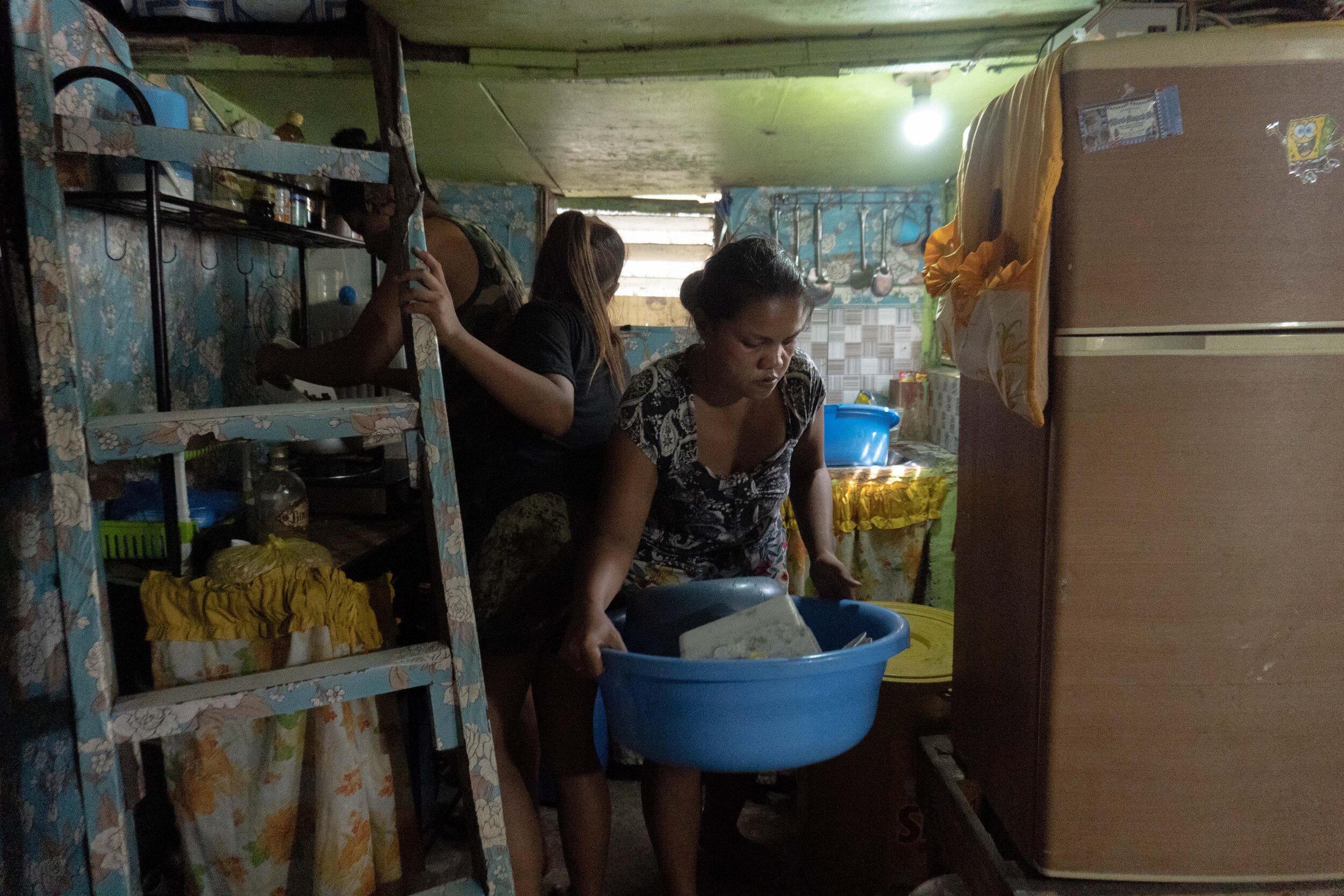  Lucila and her family prepare for lunch on a Sunday afternoon, March 28, 2021. Due to her heart condition, she was advised by her doctor to refrain from strenuous activities. Her son, husband, nieces, and nephew help her do the chores. 