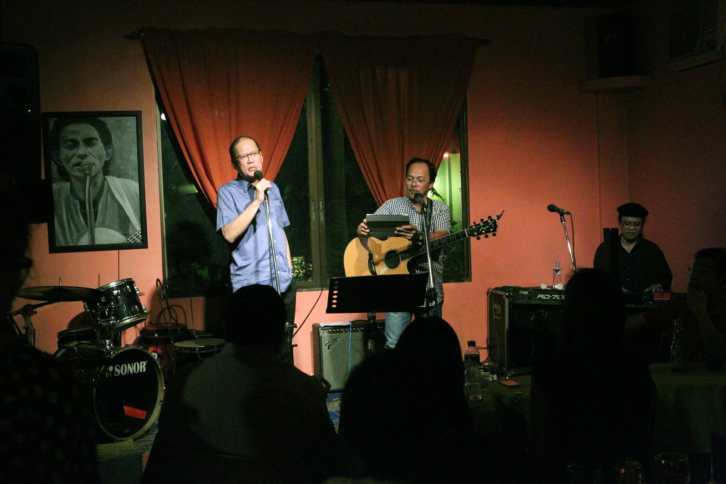 conspiracy cafe dec 25, 2013 (1) In one of his favorite passtime, singing with Noel Cabangon at Conspiracy Cafe in Quezon City..jpg