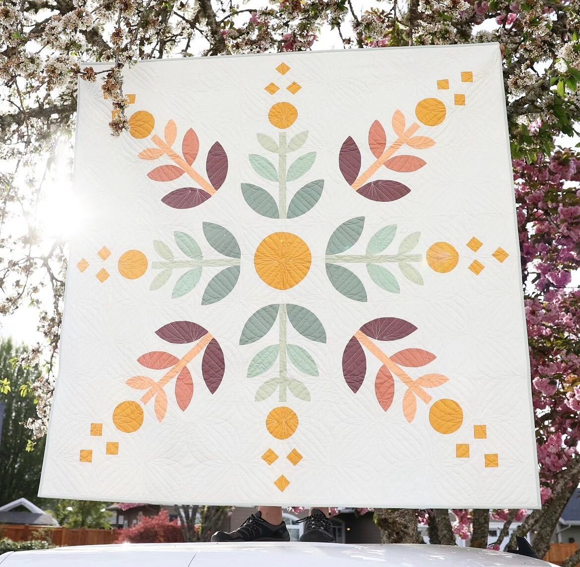 Have you seen the #FlorallyQuilt by @heck.yes.sewco?? The pattern was released TODAY, and I have to tell you&hellip;. Not only is this design so stunning it made me gasp when I first saw it, but I also did a review of the pattern and it is just *incr