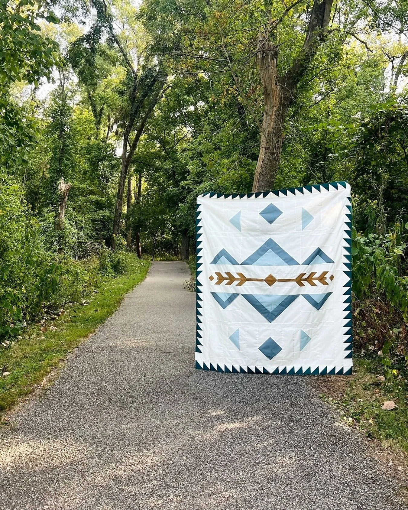 Check out this gorgeous tester version of the Demeter Quilt by @sewmilliemae! 😍 I&rsquo;m obsessed with this color palette, and it&rsquo;s the perfect example of how the no-curve version can be just as striking as the curved one. Now I think I need 