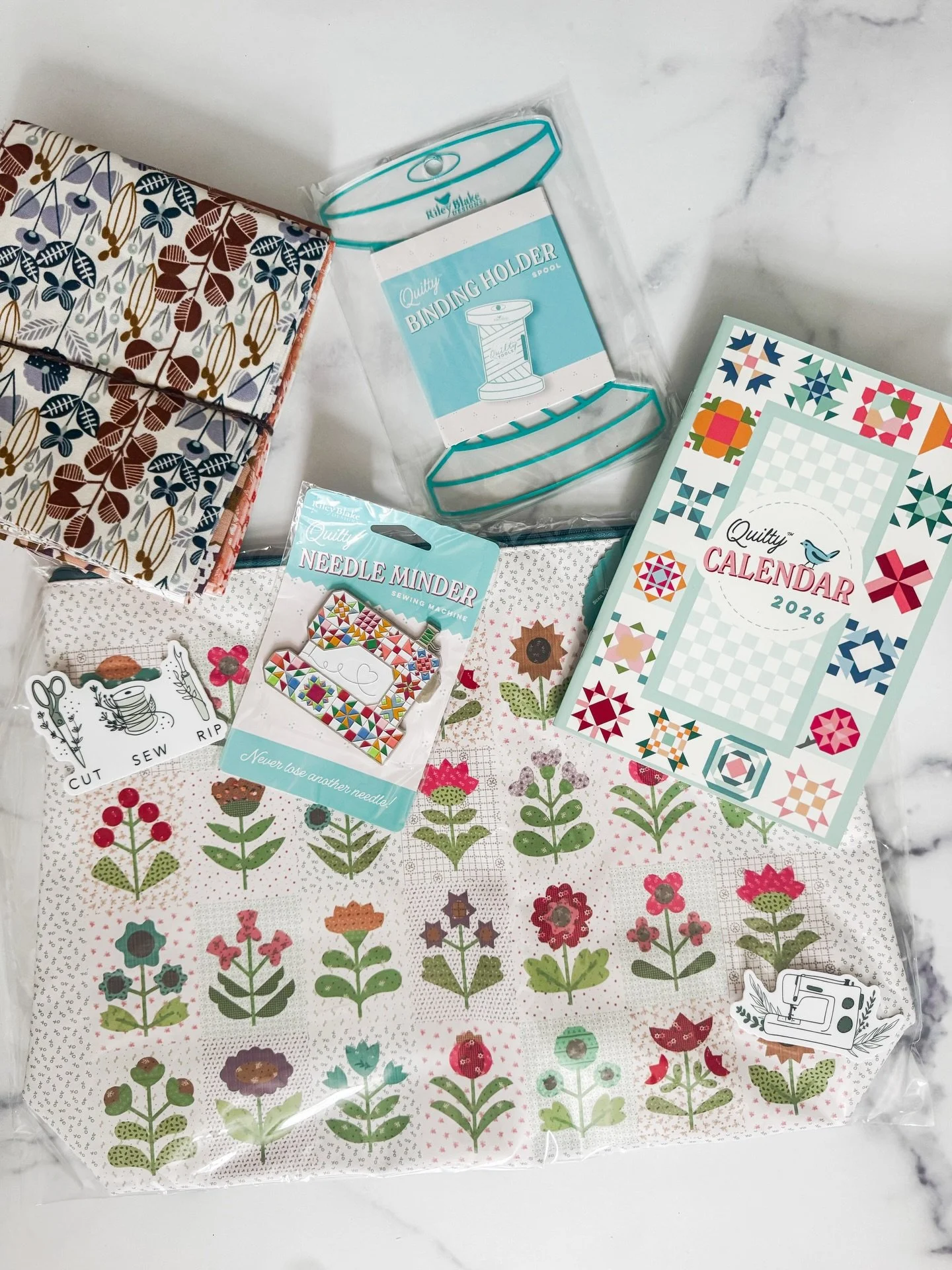 It&rsquo;s giveaway time!! 🎉

I&rsquo;m celebrating hitting 50k of you wonderful humans here on IG (still not over it), so we&rsquo;re kicking things off with a box absolutely stuffed with quilty goodness 🧵✨

One winner will get:
&bull; A fat quart