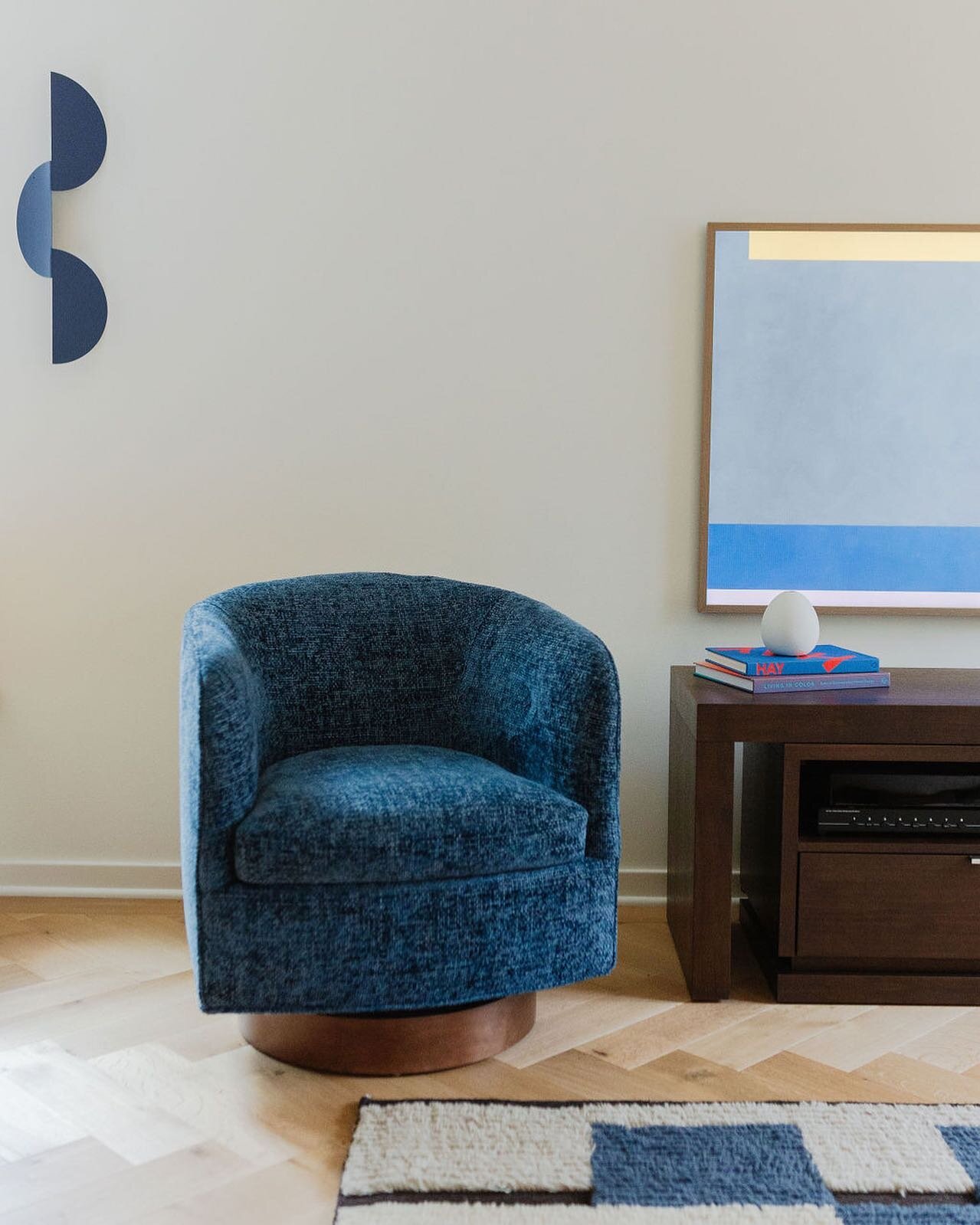 Negative space

Interior Design &amp; Styling by @babbandmackdesignco 
Construction by @pittsburghremodeling 
Photo by @katelynrosefoto 

#pittsburghdesign 
#pittsburghinteriordesign 
#pittsburghrenovation 
#familyroomdesign 
#interiorstyling
#family