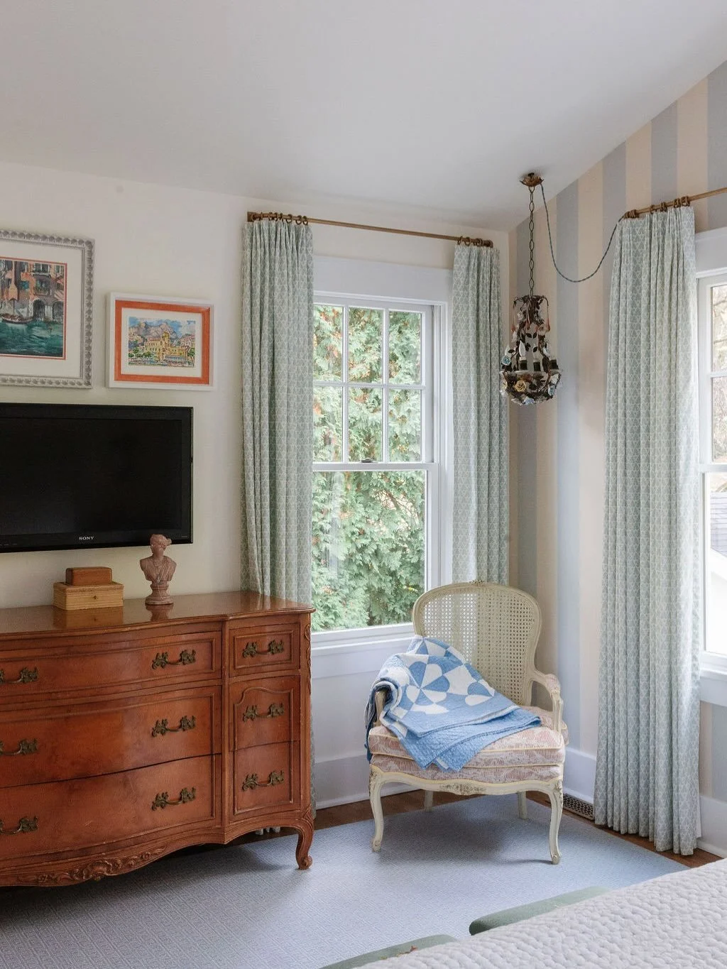 This gorgeous antique chair has been reimagined with beautiful new upholstery from @fermoie.

Photography by: @katelynrosefoto 

#primarysuite
#primarysuitedesign
#primarysuiterenovation
#pittsburghdesign 
#pittsburghinteriordesign 
babbandmack
babba